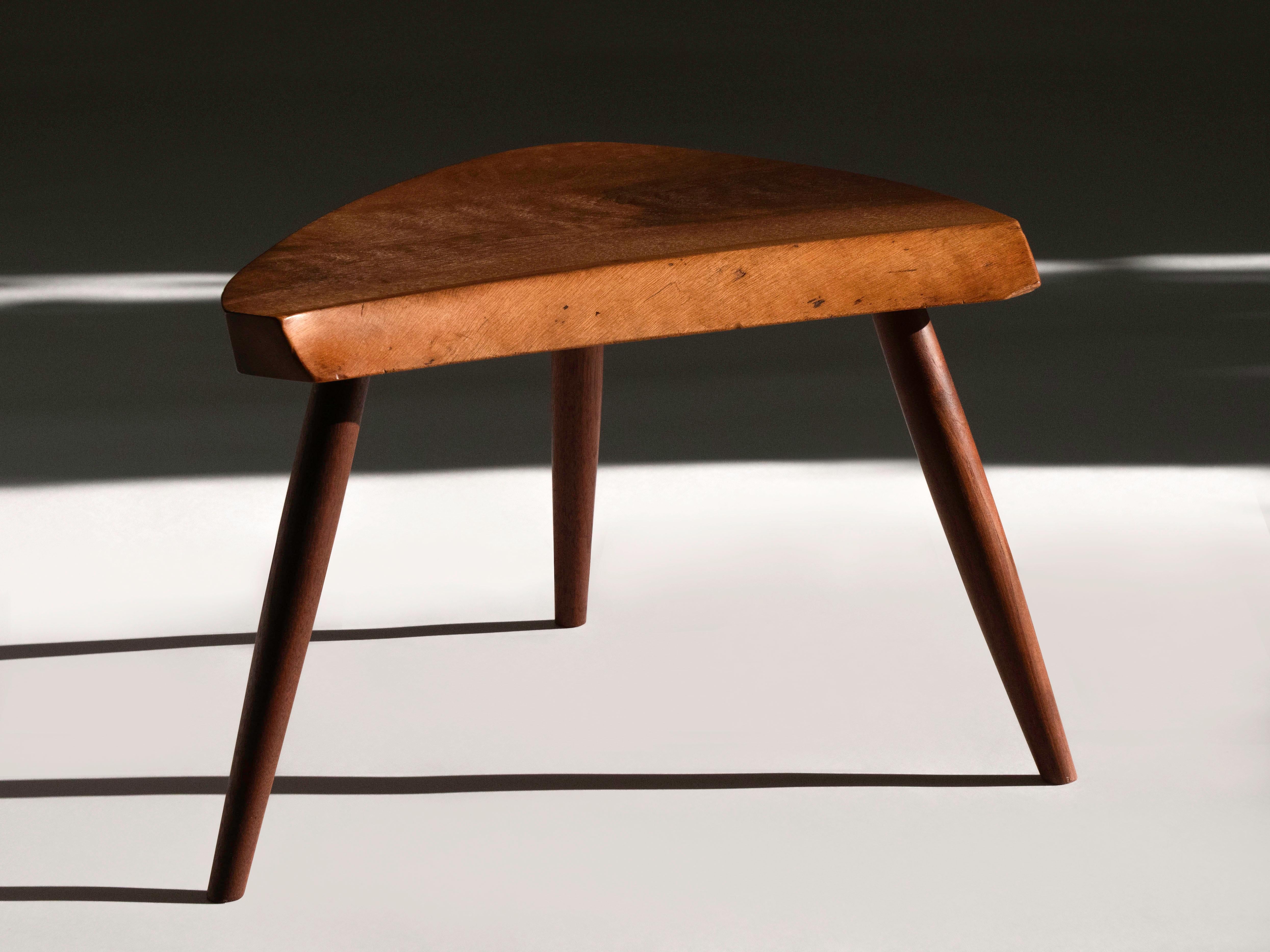 George Nakashima Studio Tabouret en planches  en noyer, signé 1