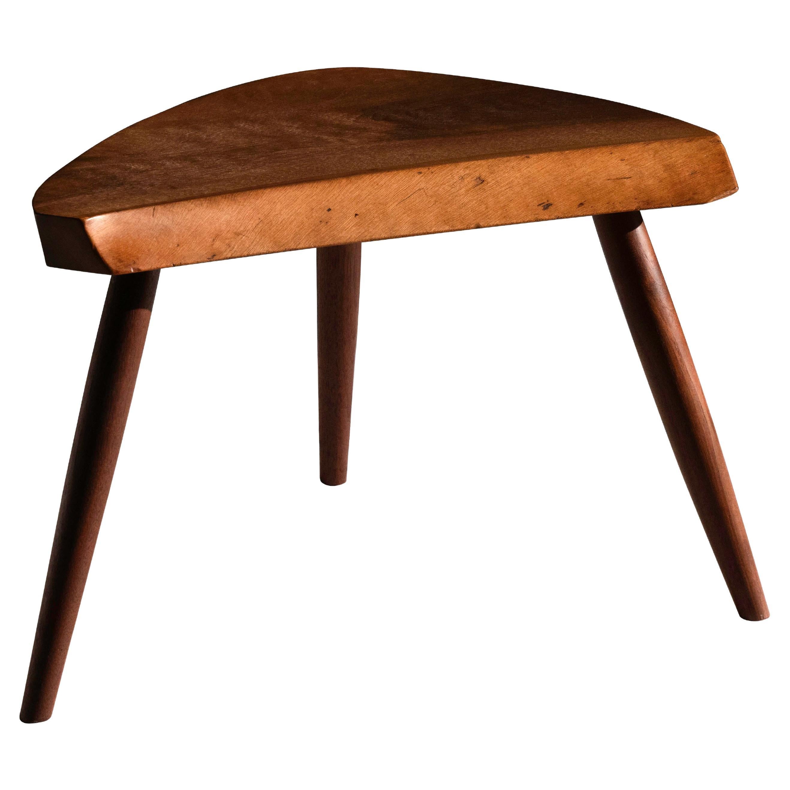 George Nakashima Studio Tabouret en planches  en noyer, signé