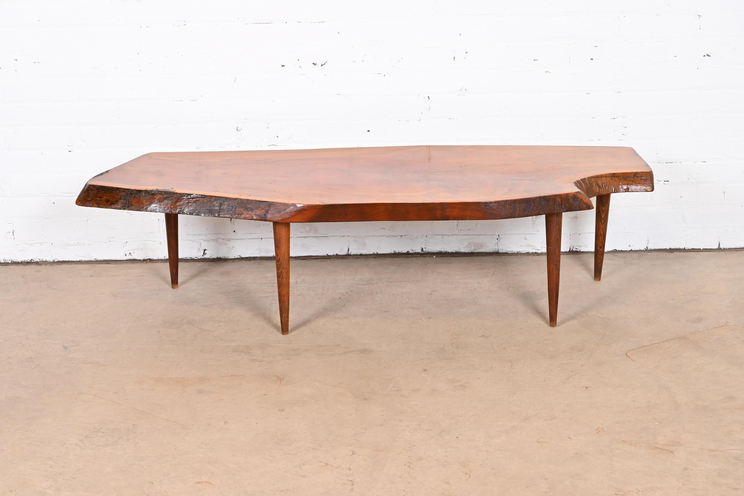A gorgeous mid-century Organic Modern freeform walnut slab coffee table

In the style of George Nakashima

USA, 1960s

Measures: 57.75