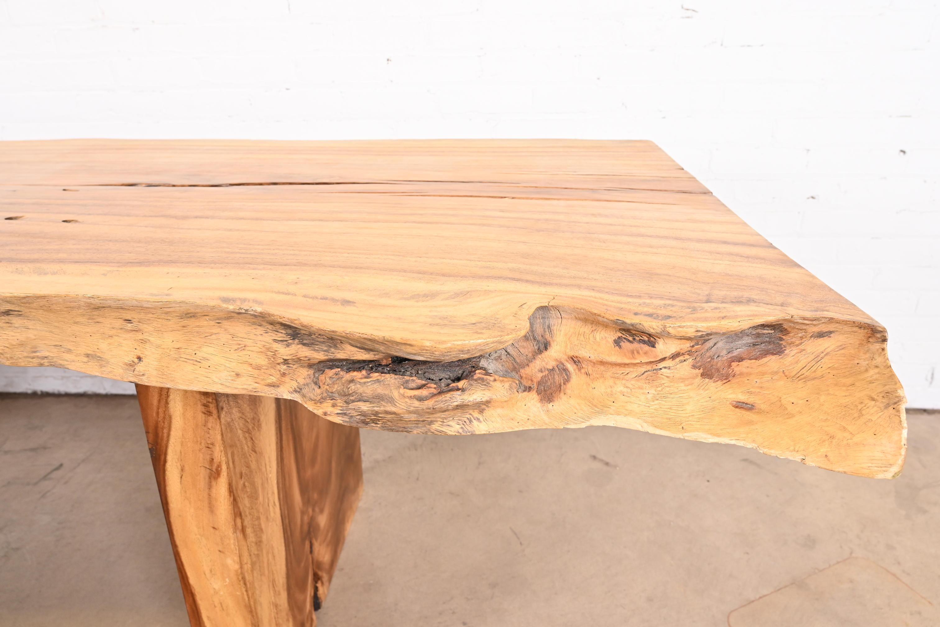 Moderner Esstisch aus massivem Nussbaumholz mit lebendiger Kante im Angebot 4