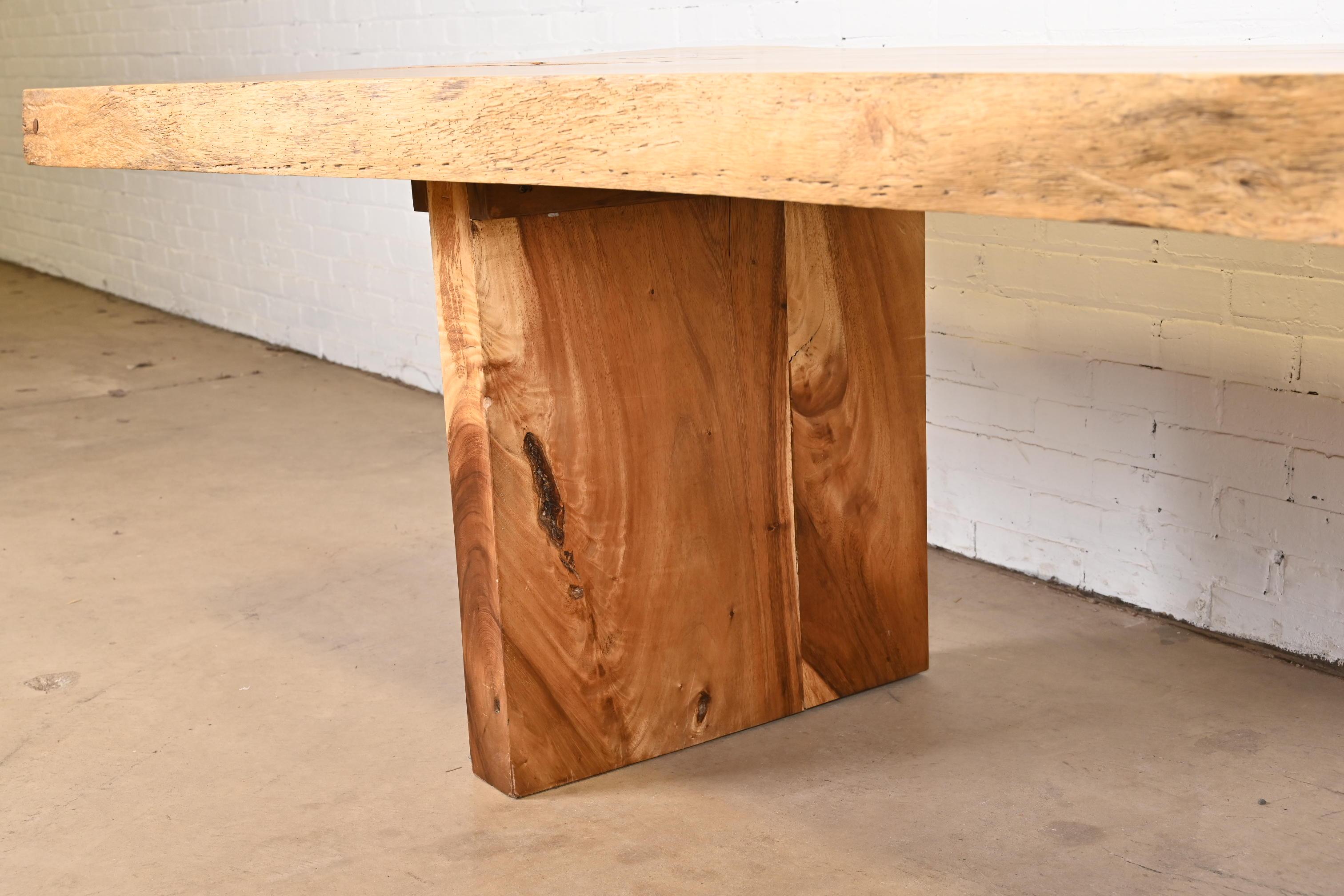 Moderner Esstisch aus massivem Nussbaumholz mit lebendiger Kante im Angebot 5
