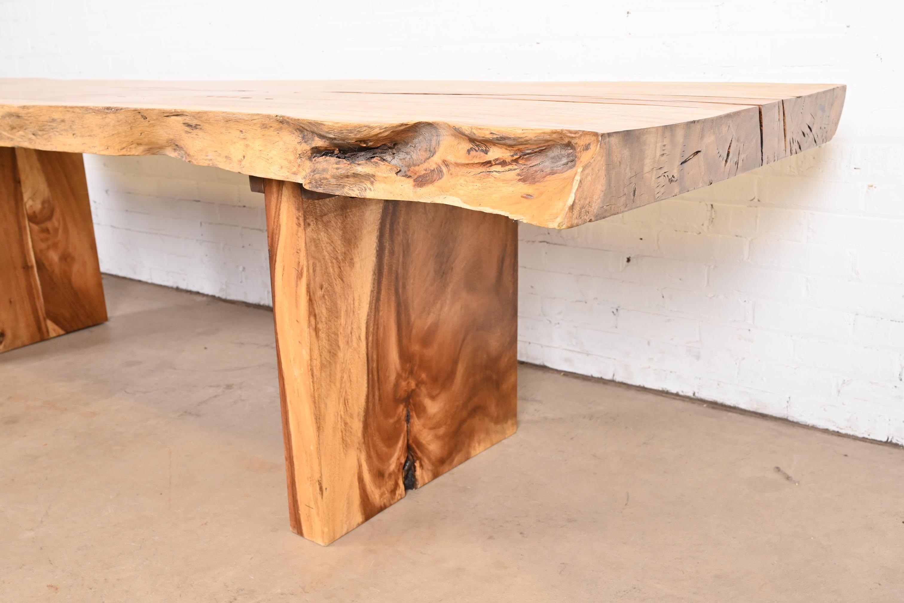 Moderner Esstisch aus massivem Nussbaumholz mit lebendiger Kante im Angebot 6