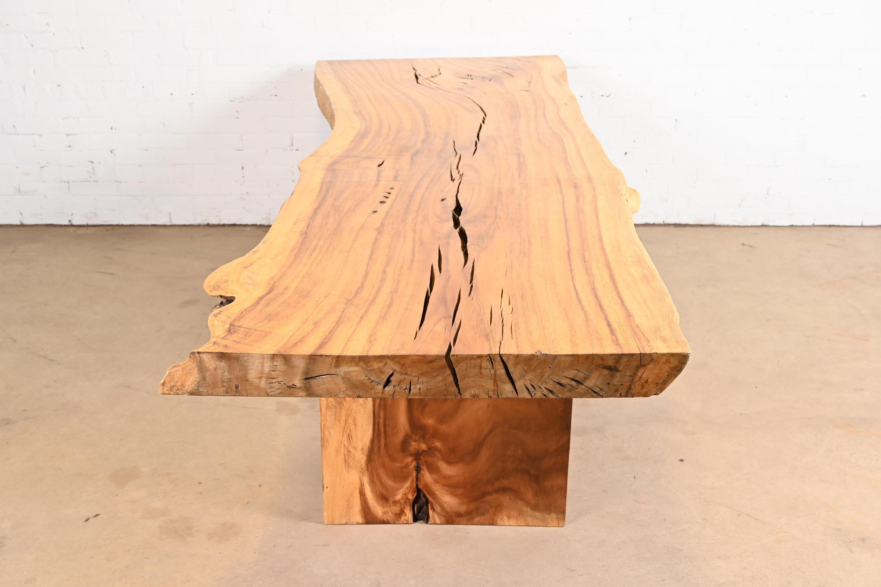 Moderner Esstisch aus massivem Nussbaumholz mit lebendiger Kante im Angebot 7