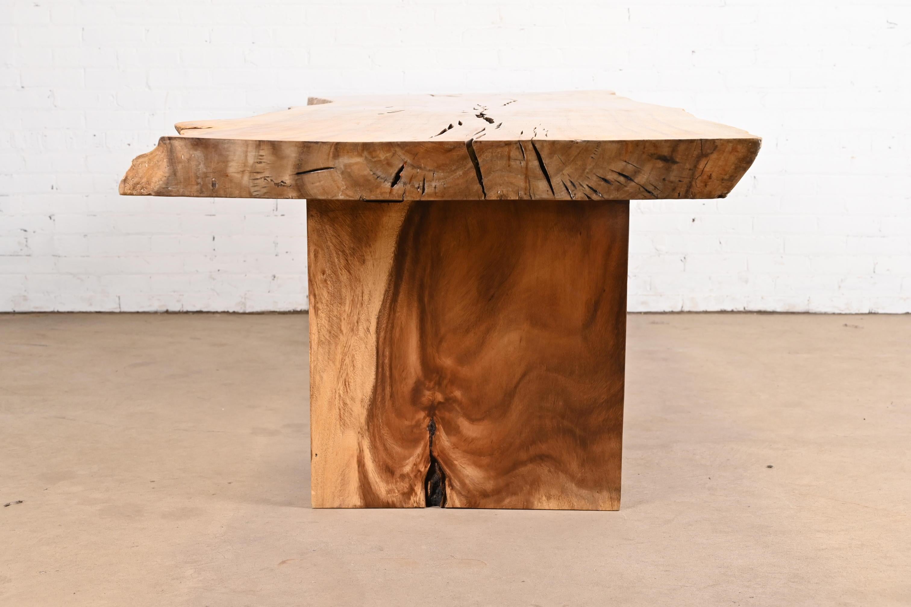 Moderner Esstisch aus massivem Nussbaumholz mit lebendiger Kante im Angebot 8