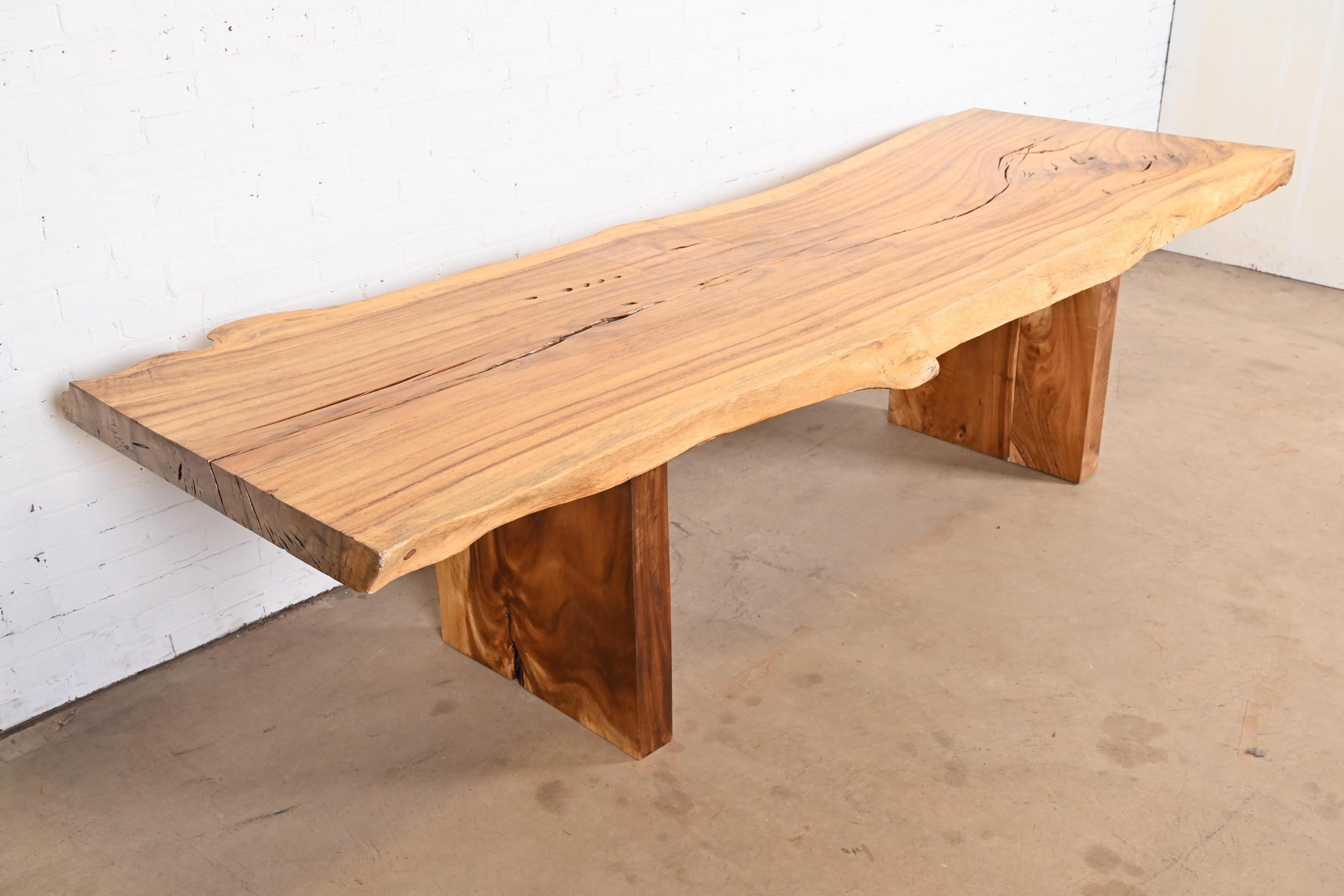 Moderner Esstisch aus massivem Nussbaumholz mit lebendiger Kante im Angebot 10