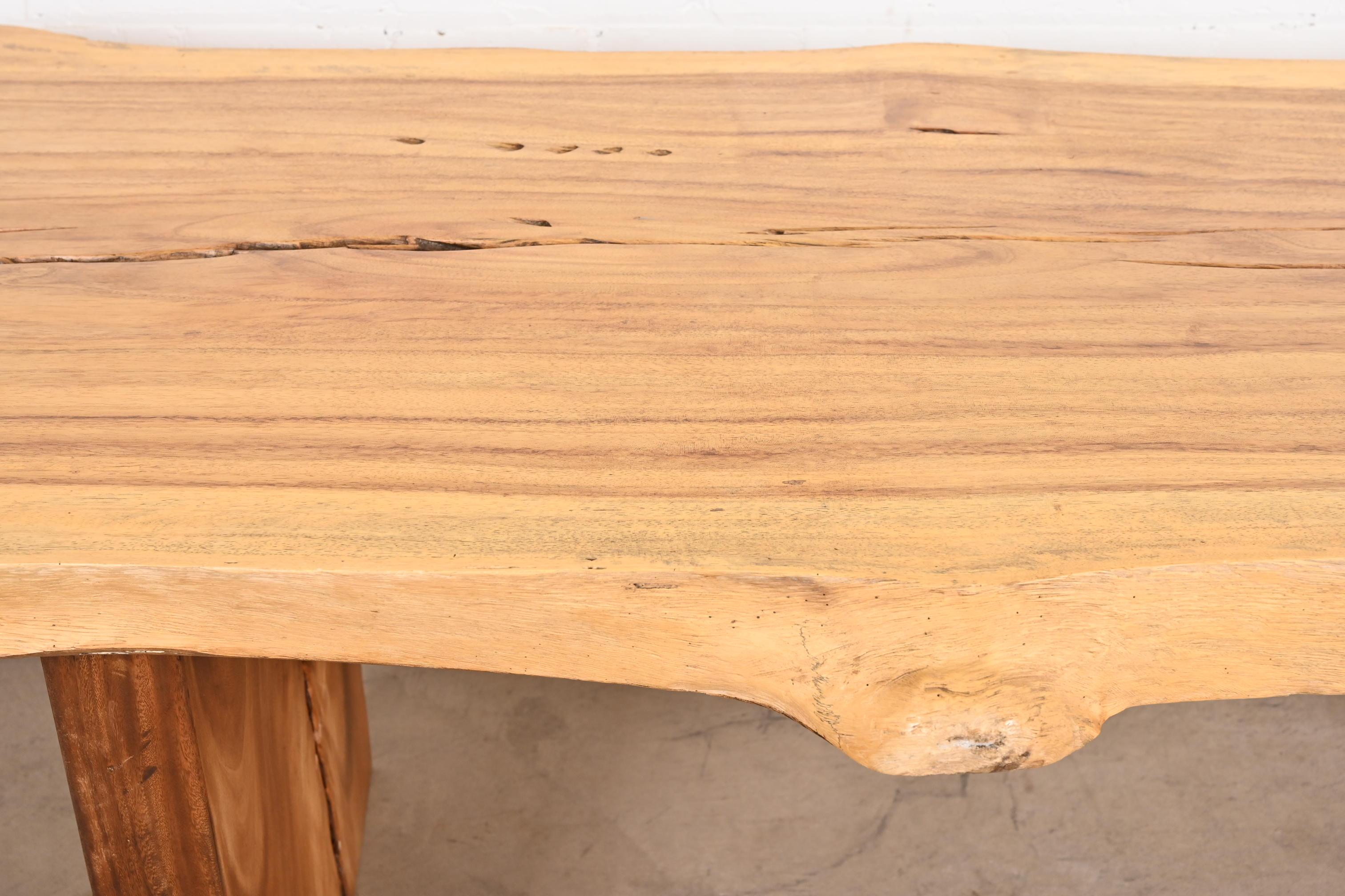 Moderner Esstisch aus massivem Nussbaumholz mit lebendiger Kante im Angebot 11