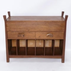 Meuble à bords bruts en noyer, inspiré de George Nakashima