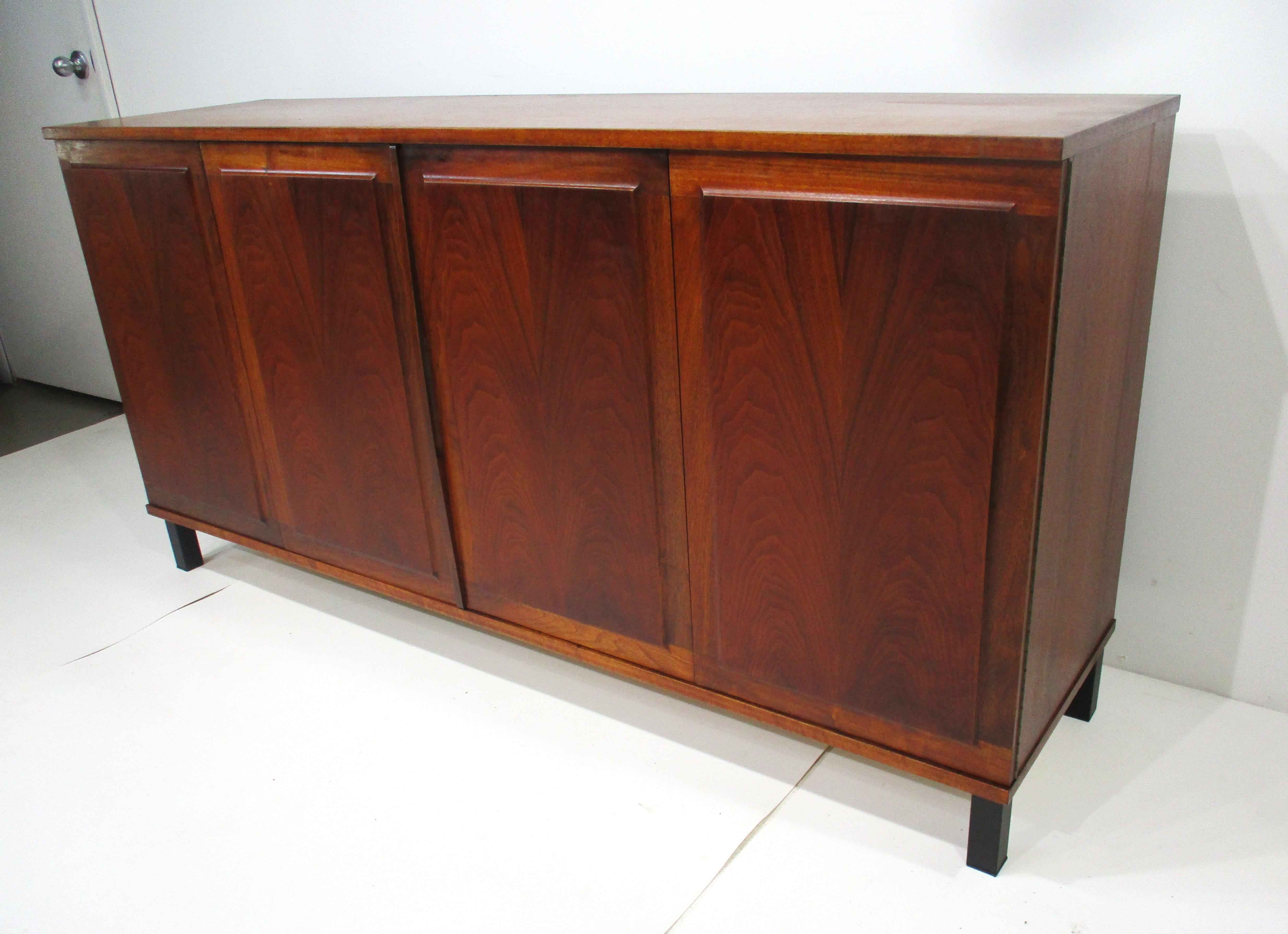Credenza / Sever de nogal negro estilo George Nakashima siglo XX en venta