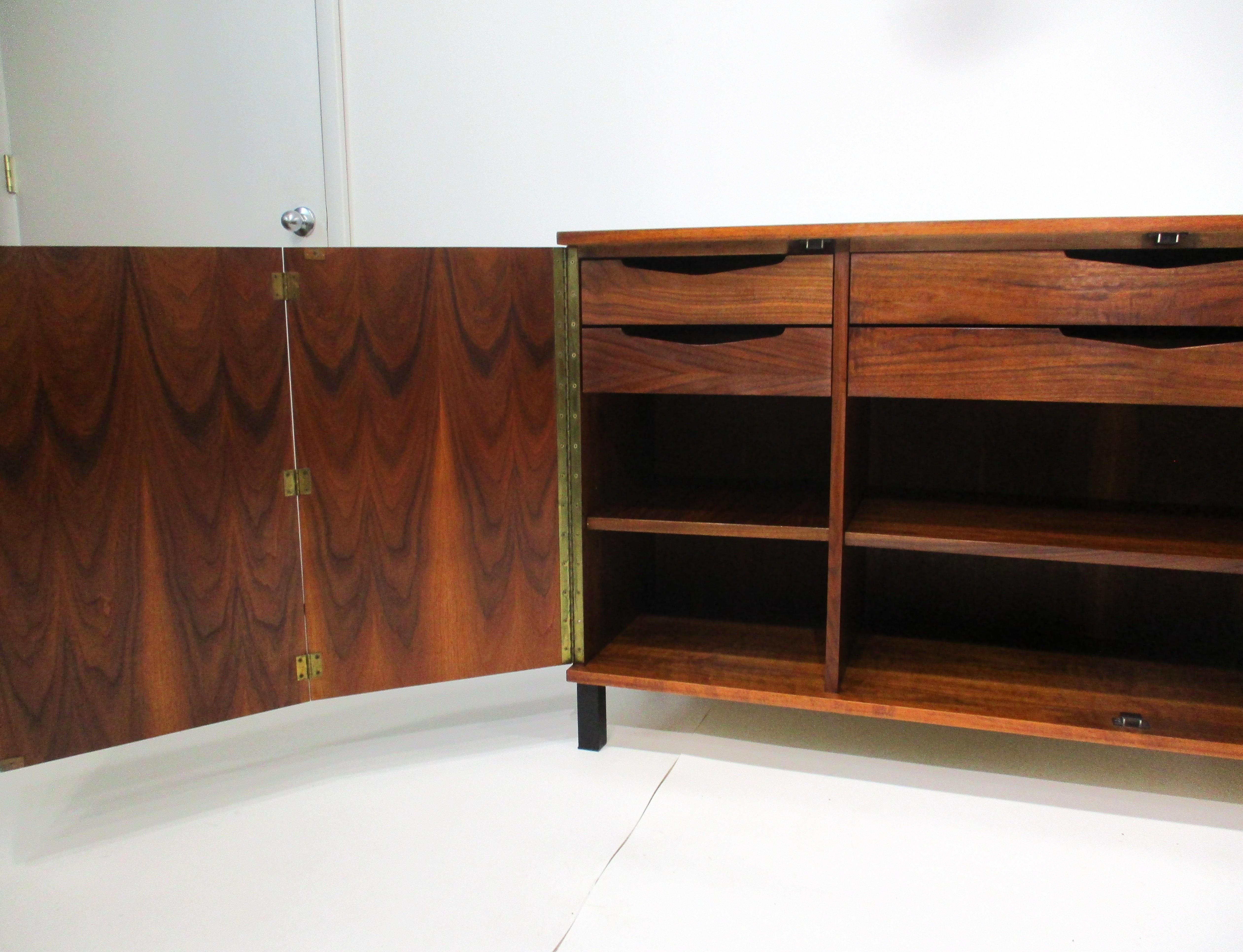 Credenza / Sever de nogal negro estilo George Nakashima Nogal en venta