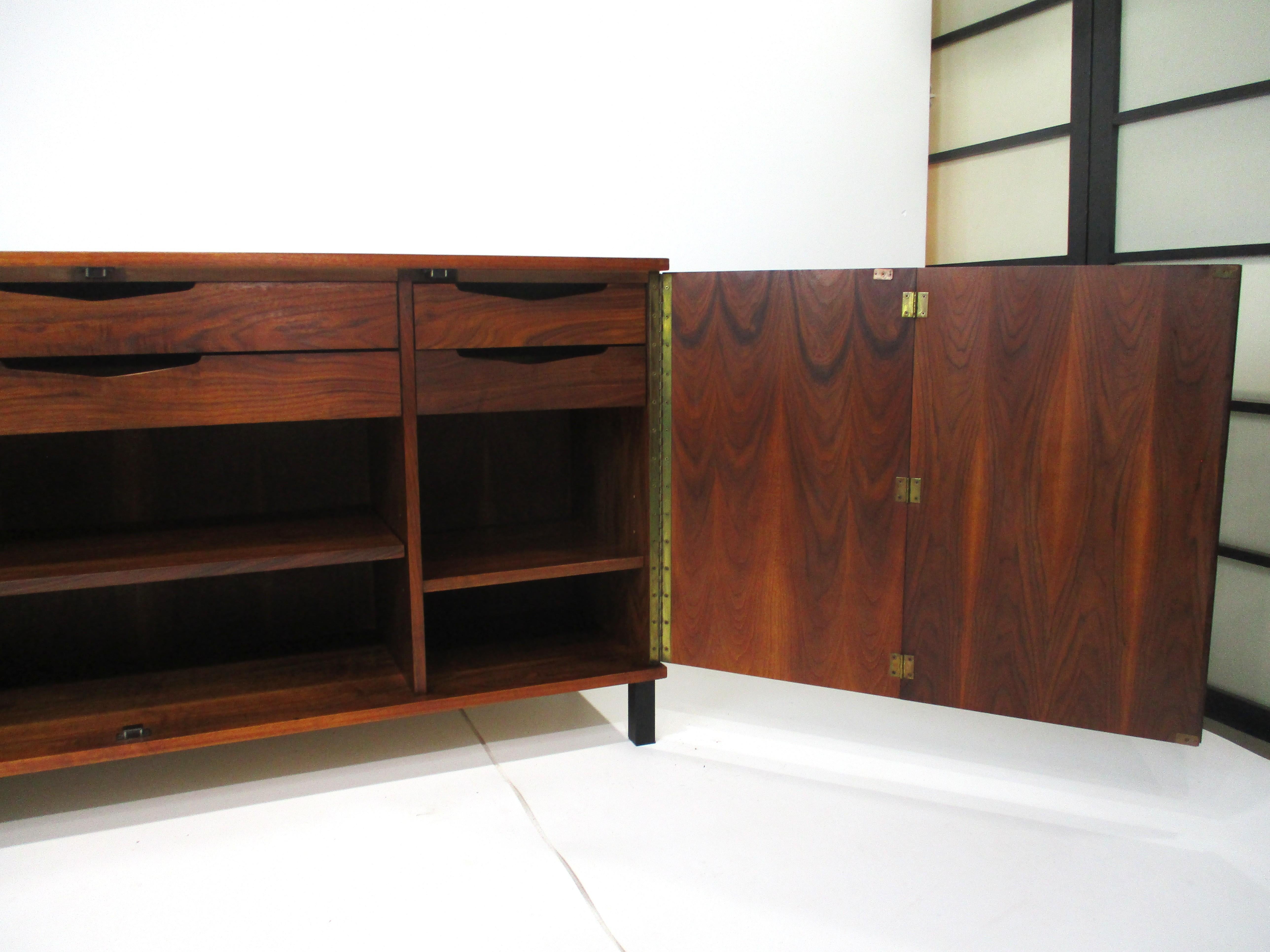 Credenza / Sever de nogal negro estilo George Nakashima en venta 1