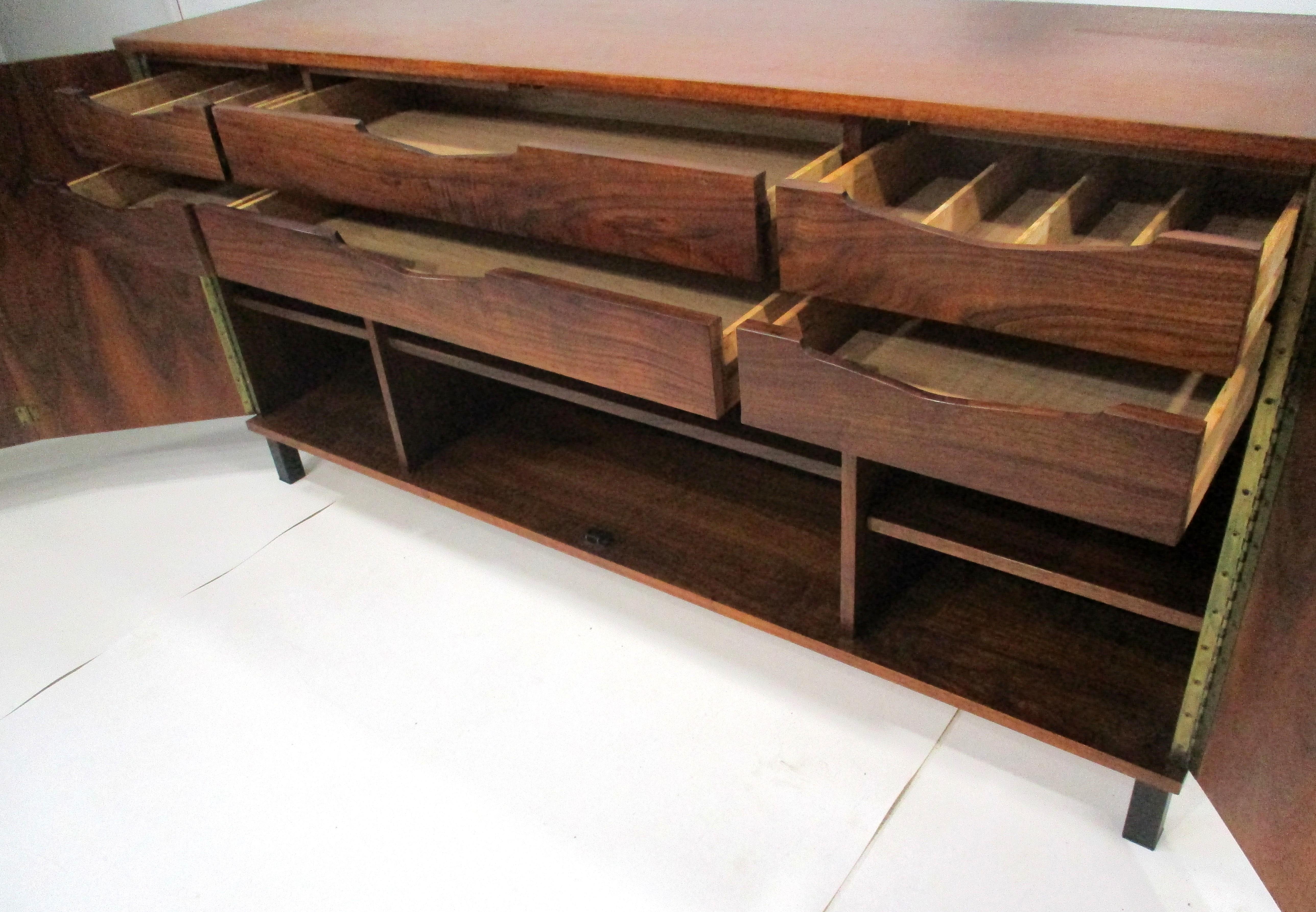 Credenza / Sever de nogal negro estilo George Nakashima en venta 2