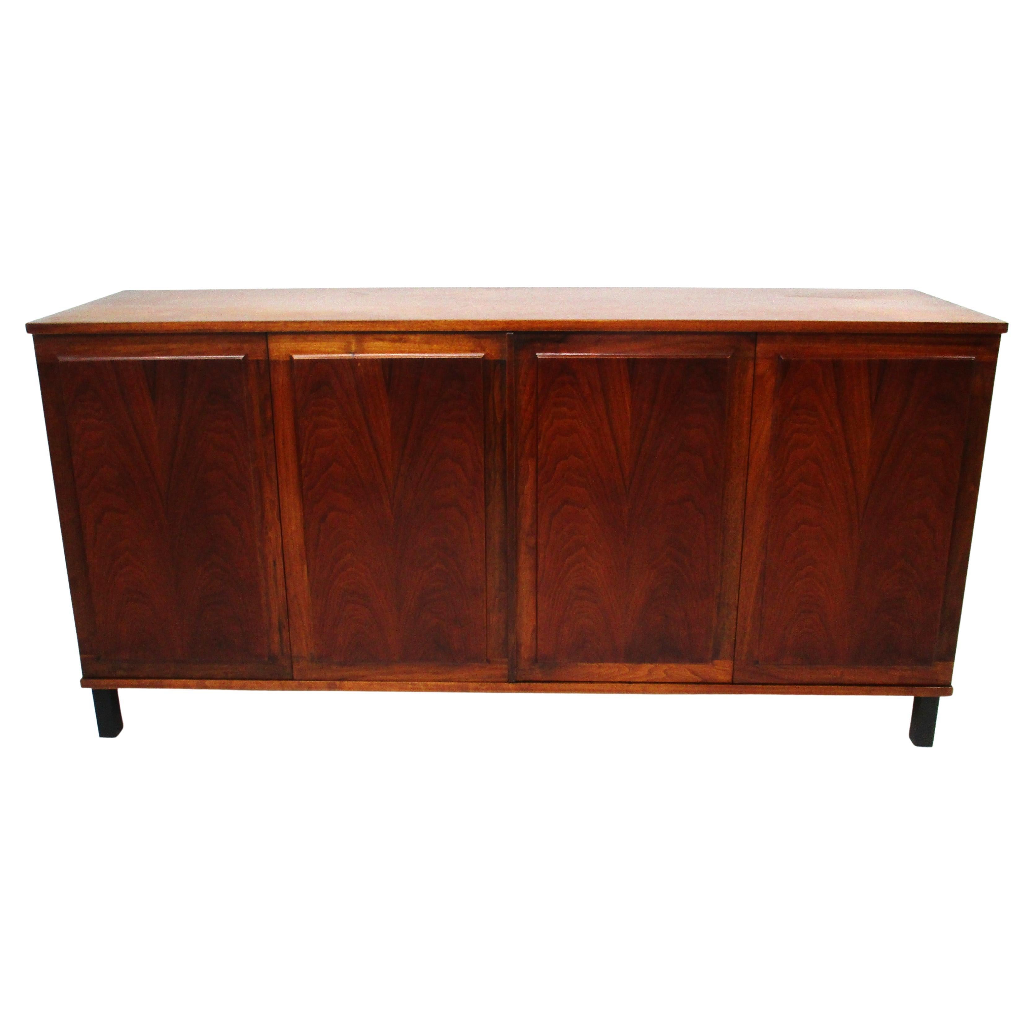 Credenza / Sever de nogal negro estilo George Nakashima en venta