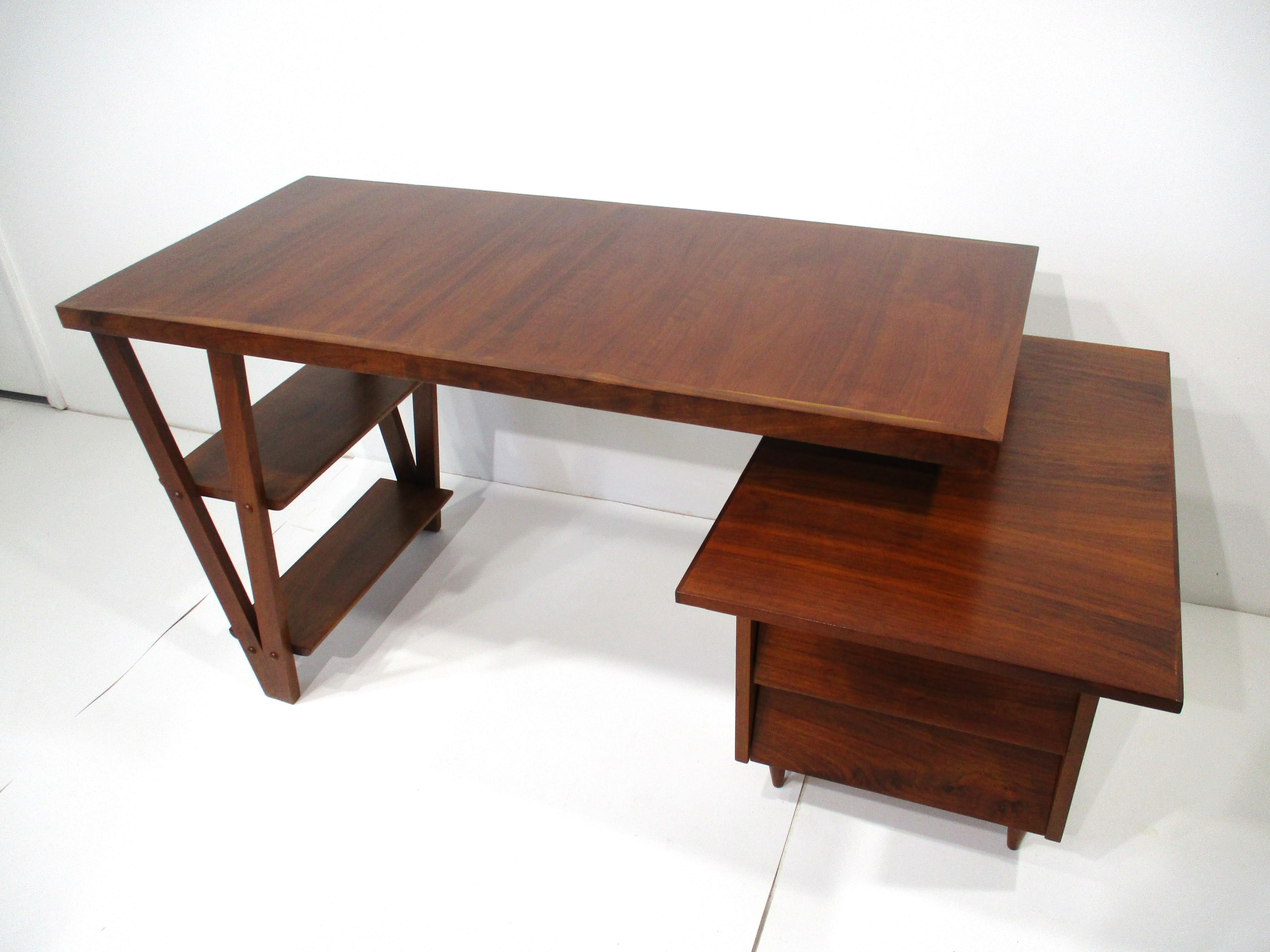 George Nakashima Styled Walnut Mid Century Swivel Desk In Good Condition In Cincinnati, OH