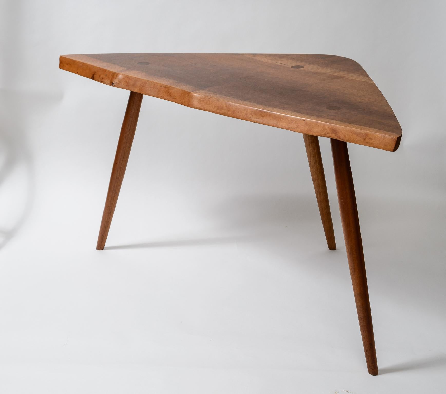 George Nakashima Kirschbaum Wepman Tisch
Große Form mit oben durchgesteckten Beinen
Ausdrucksstarke freie Kante