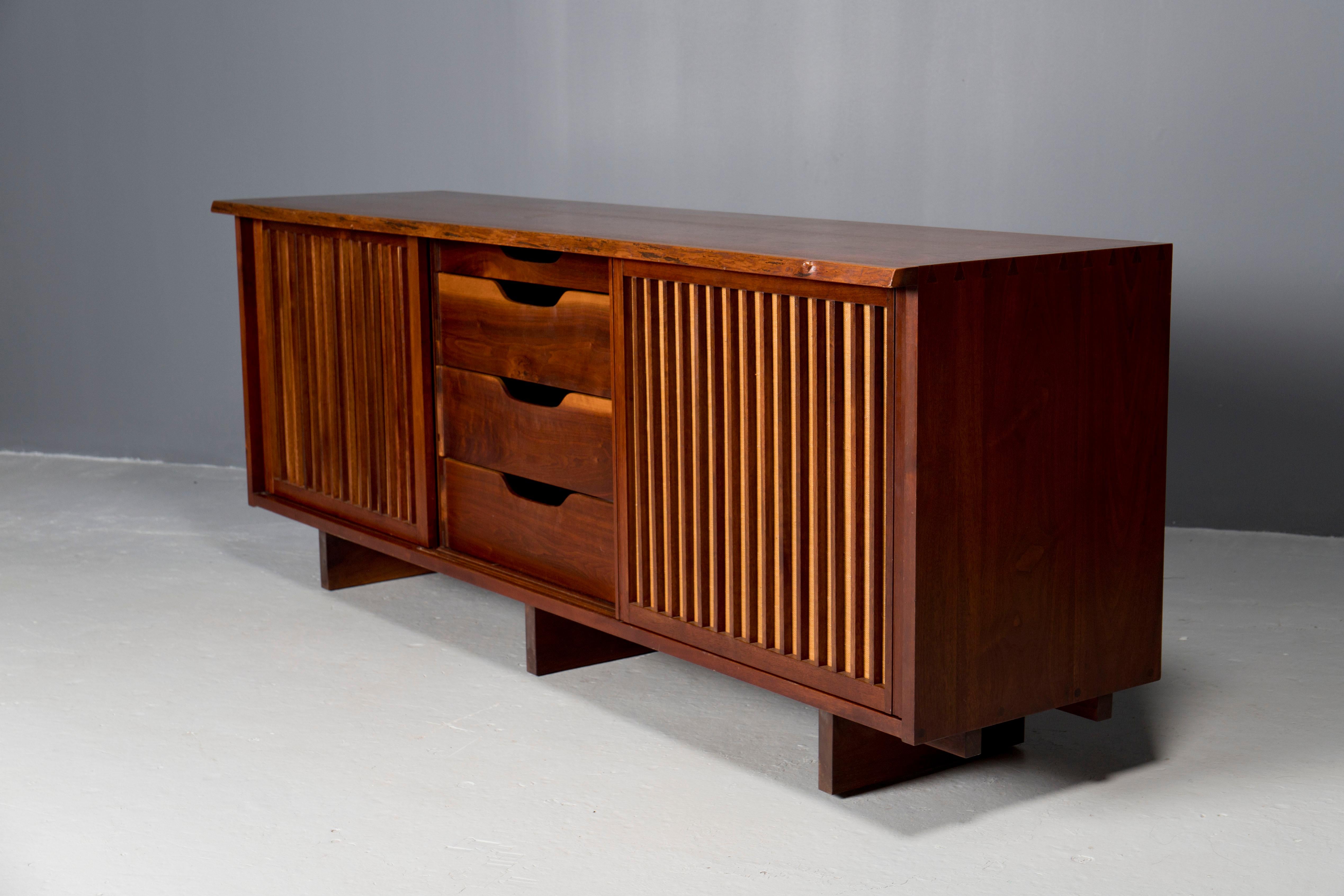 Américain Armoire à trois portes coulissantes George Nakashima, années 1960 en vente