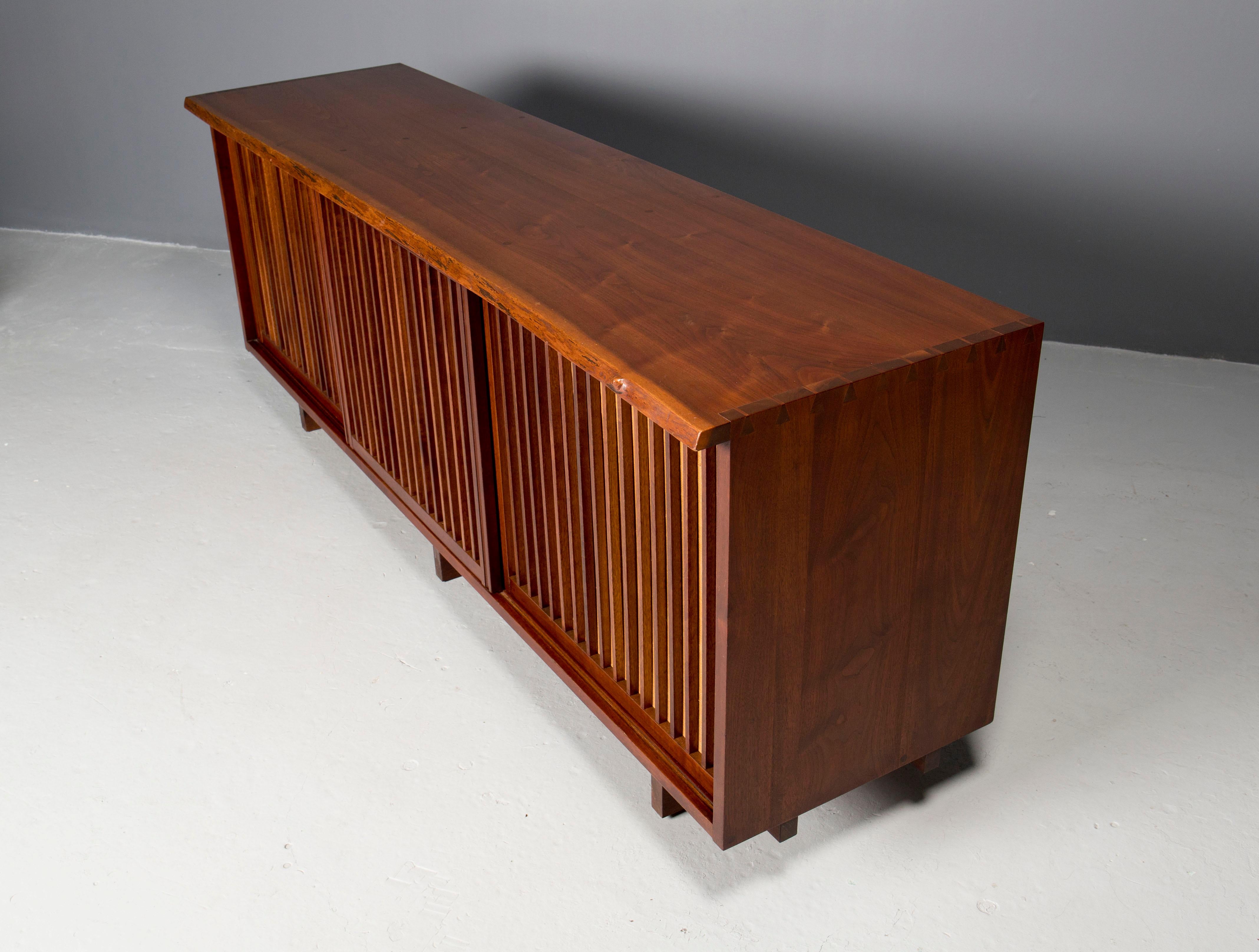 George Nakashima Triple Sliding Door Cabinet, 1960s In Excellent Condition For Sale In New York, NY