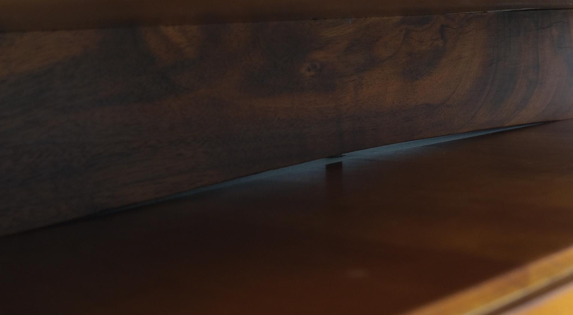 20ième siècle Petit bureau à piédestal unique en bois tourné George Nakashima en forme de chevalet avec pieds en forme de chevalet en vente