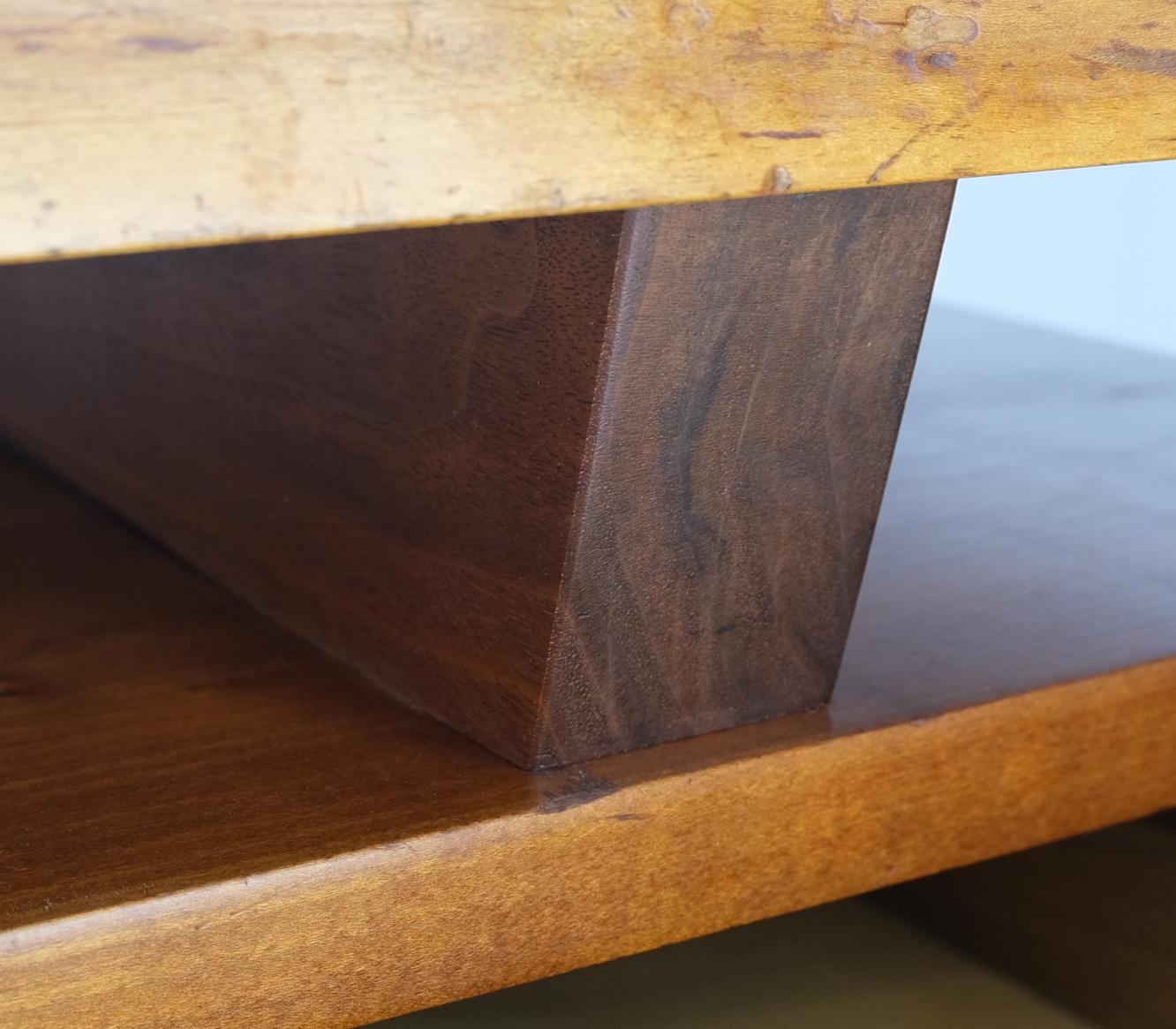 Noyer Petit bureau à piédestal unique en bois tourné George Nakashima en forme de chevalet avec pieds en forme de chevalet en vente