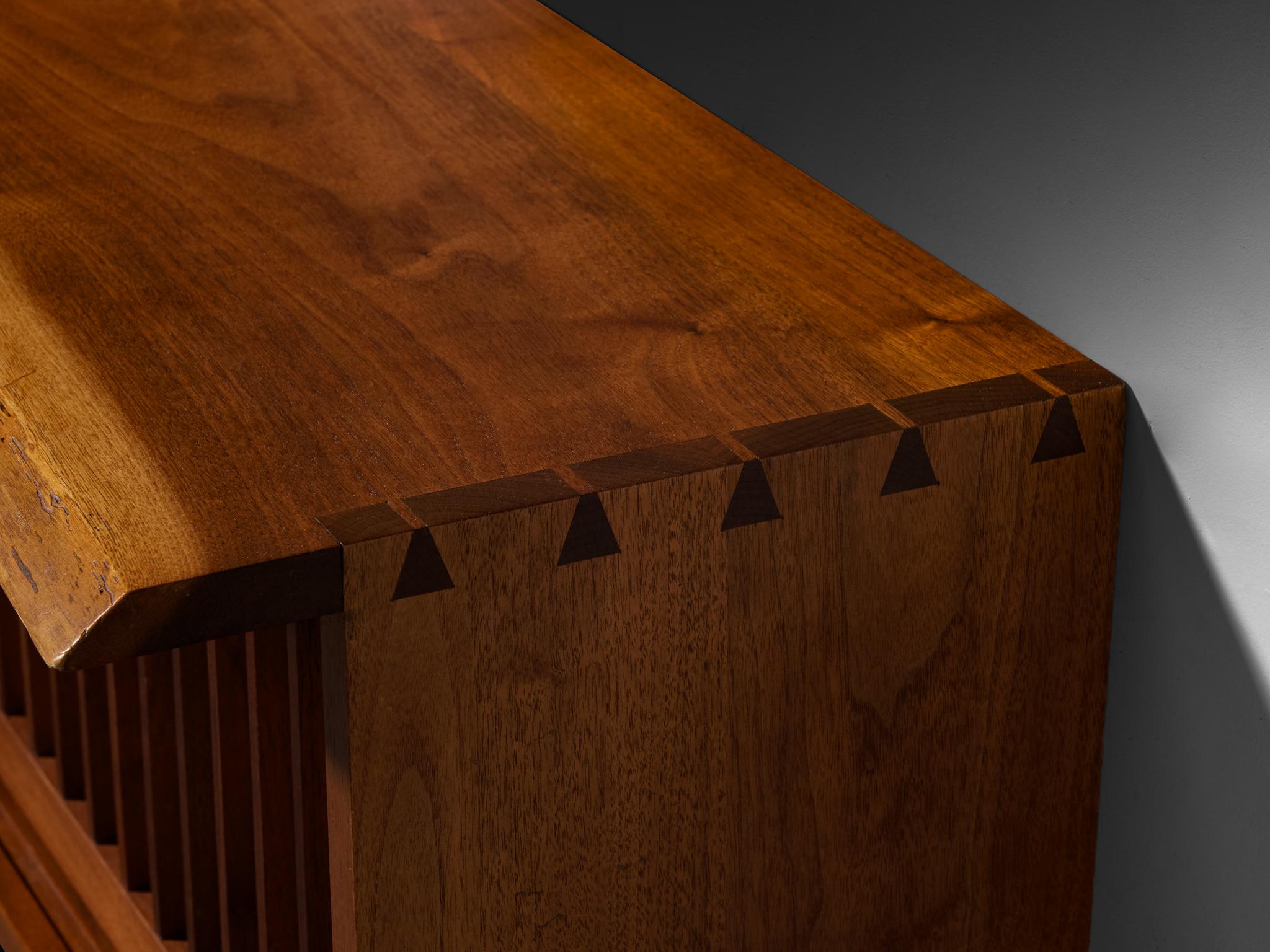 George Nakashima Wall-Mounted Sideboard in Walnut and Pandanus Cloth en venta 4