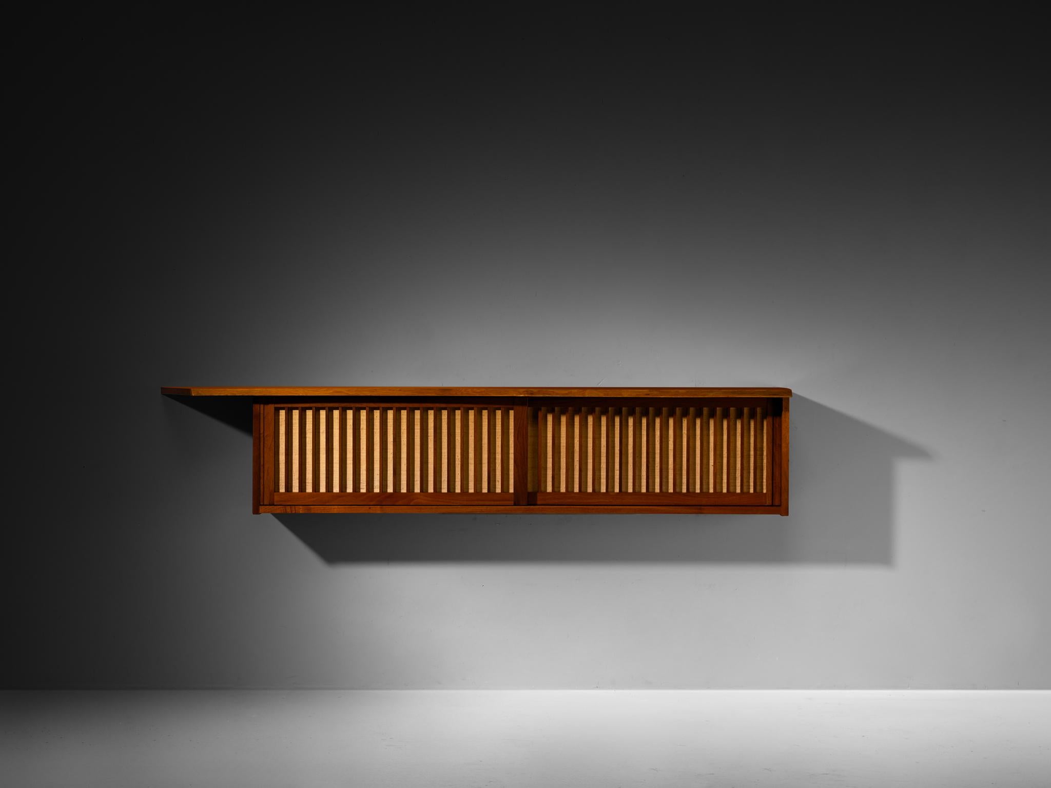 George Nakashima Wall-Mounted Sideboard in Walnut and Pandanus Cloth en Bueno estado para la venta en Waalwijk, NL