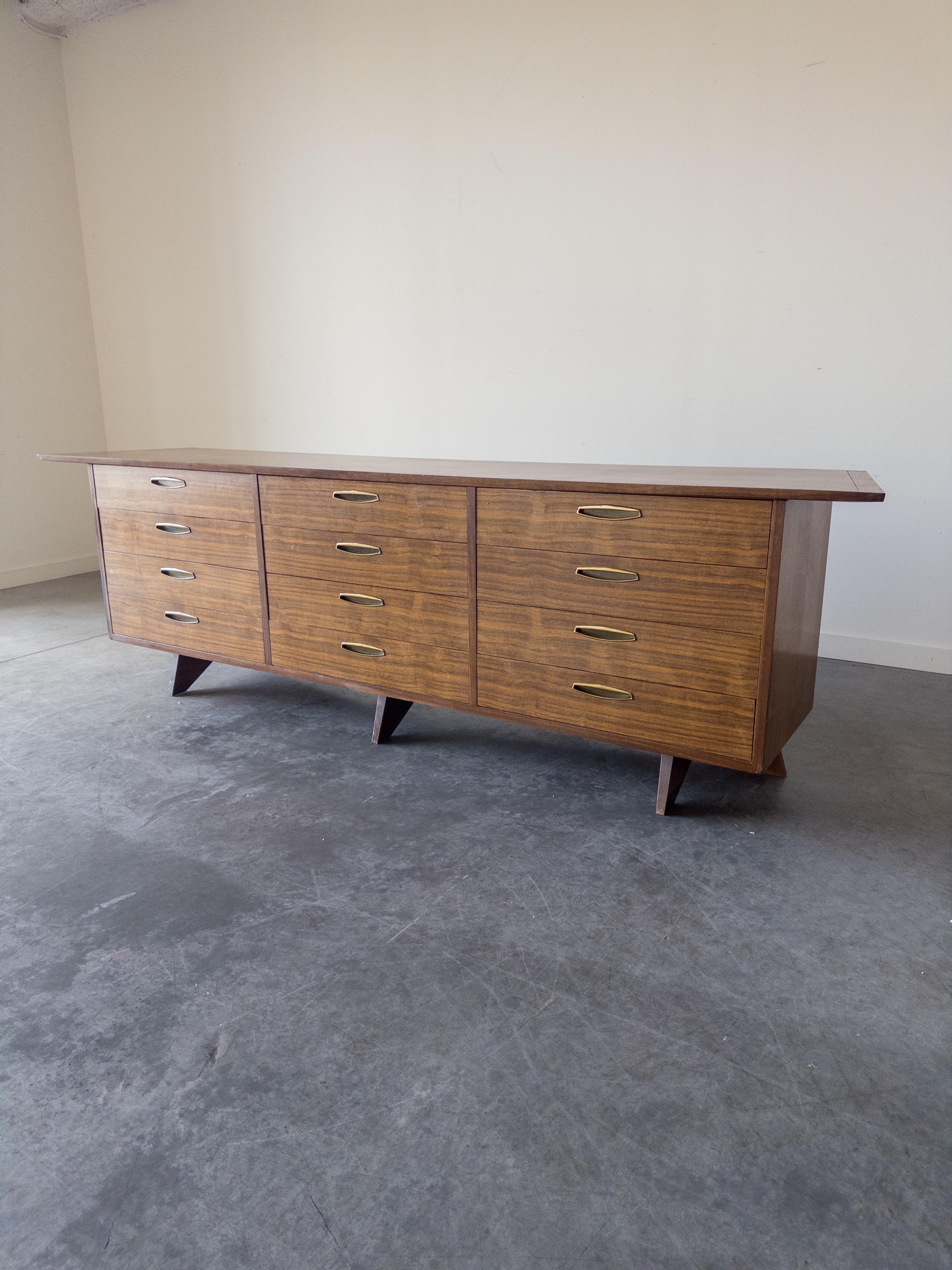 George Nakashima Armadio monumentale in noce e ottone per Widdicomb in vendita 4