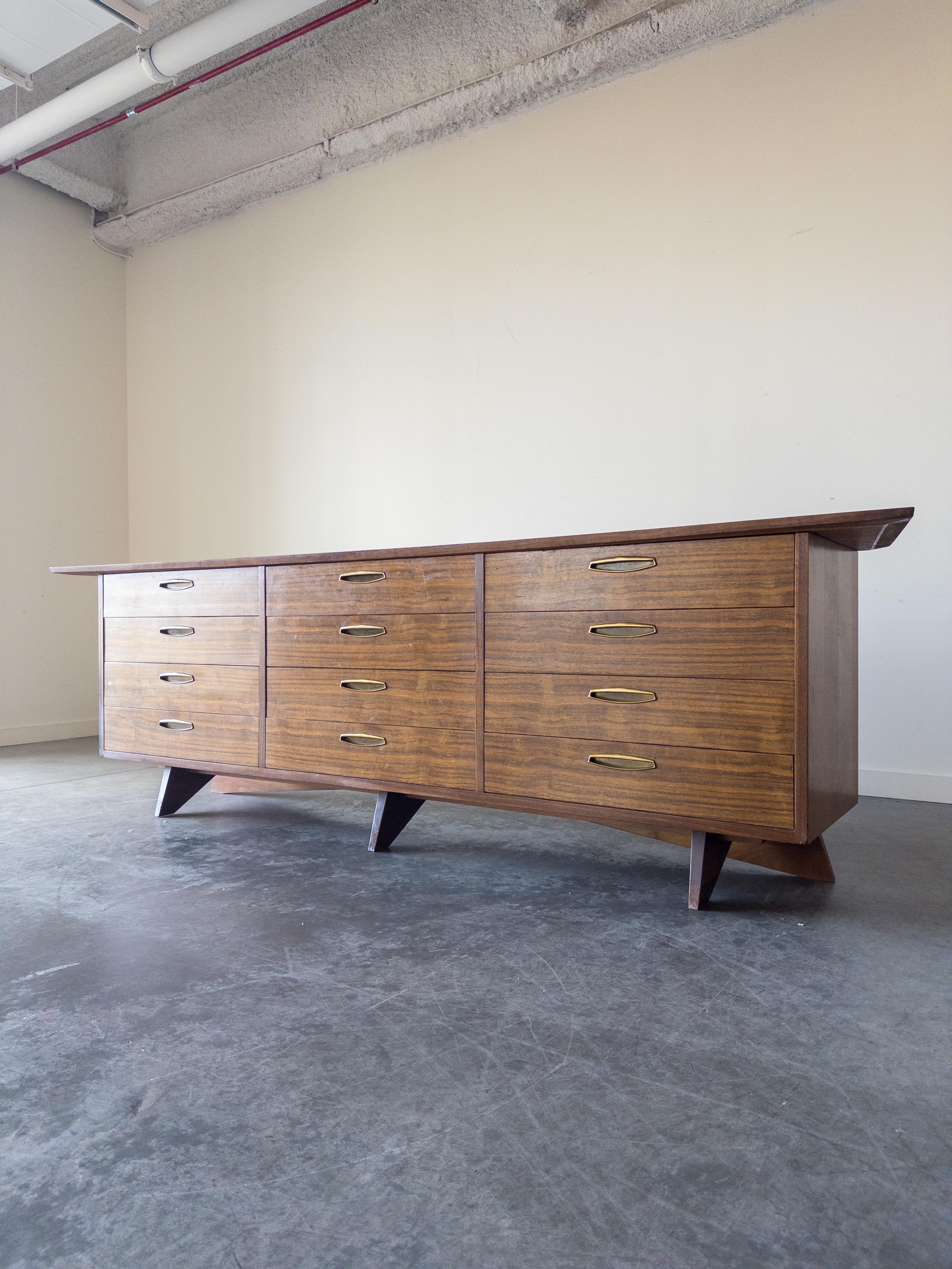 George Nakashima Armadio monumentale in noce e ottone per Widdicomb in vendita 5