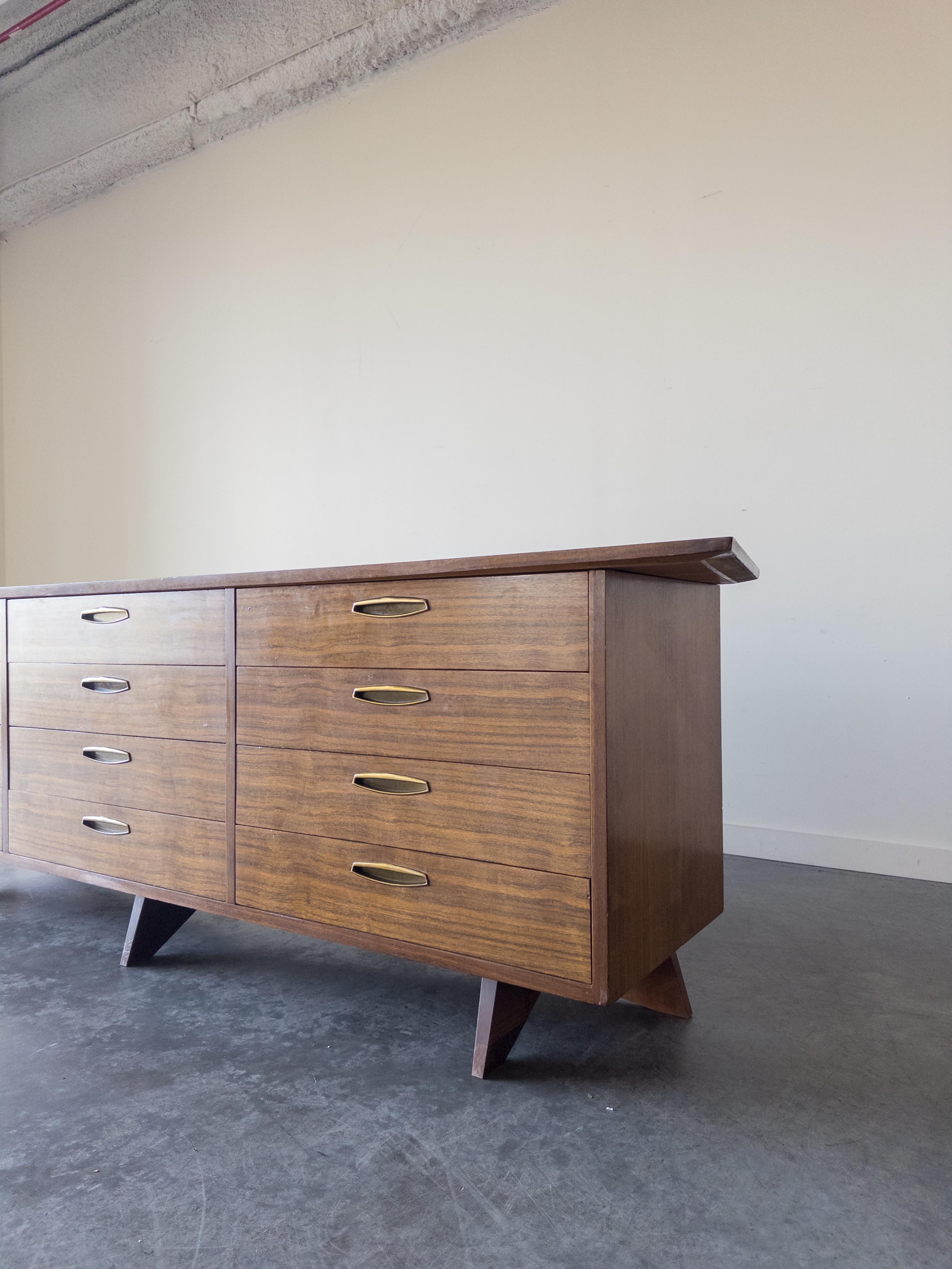 George Nakashima Armadio monumentale in noce e ottone per Widdicomb in vendita 6
