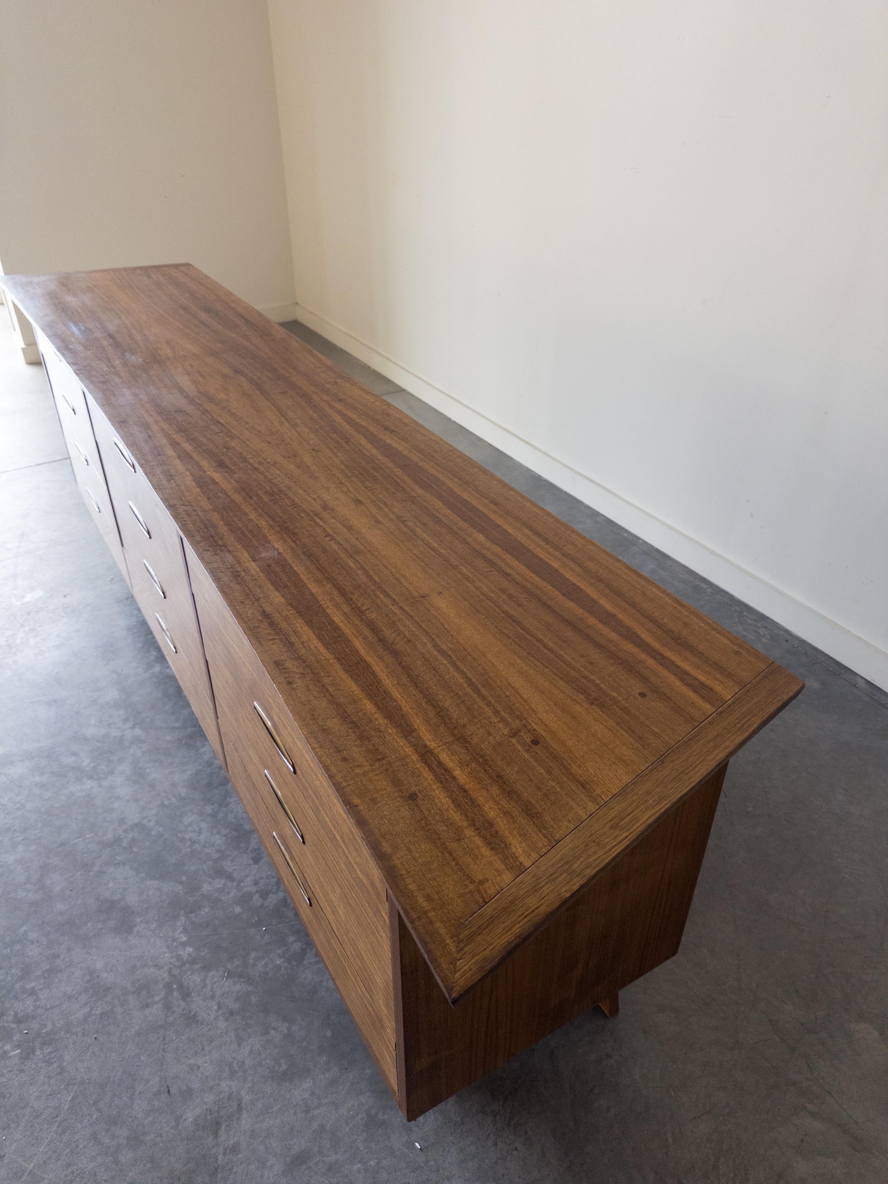 George Nakashima Armadio monumentale in noce e ottone per Widdicomb in vendita 7