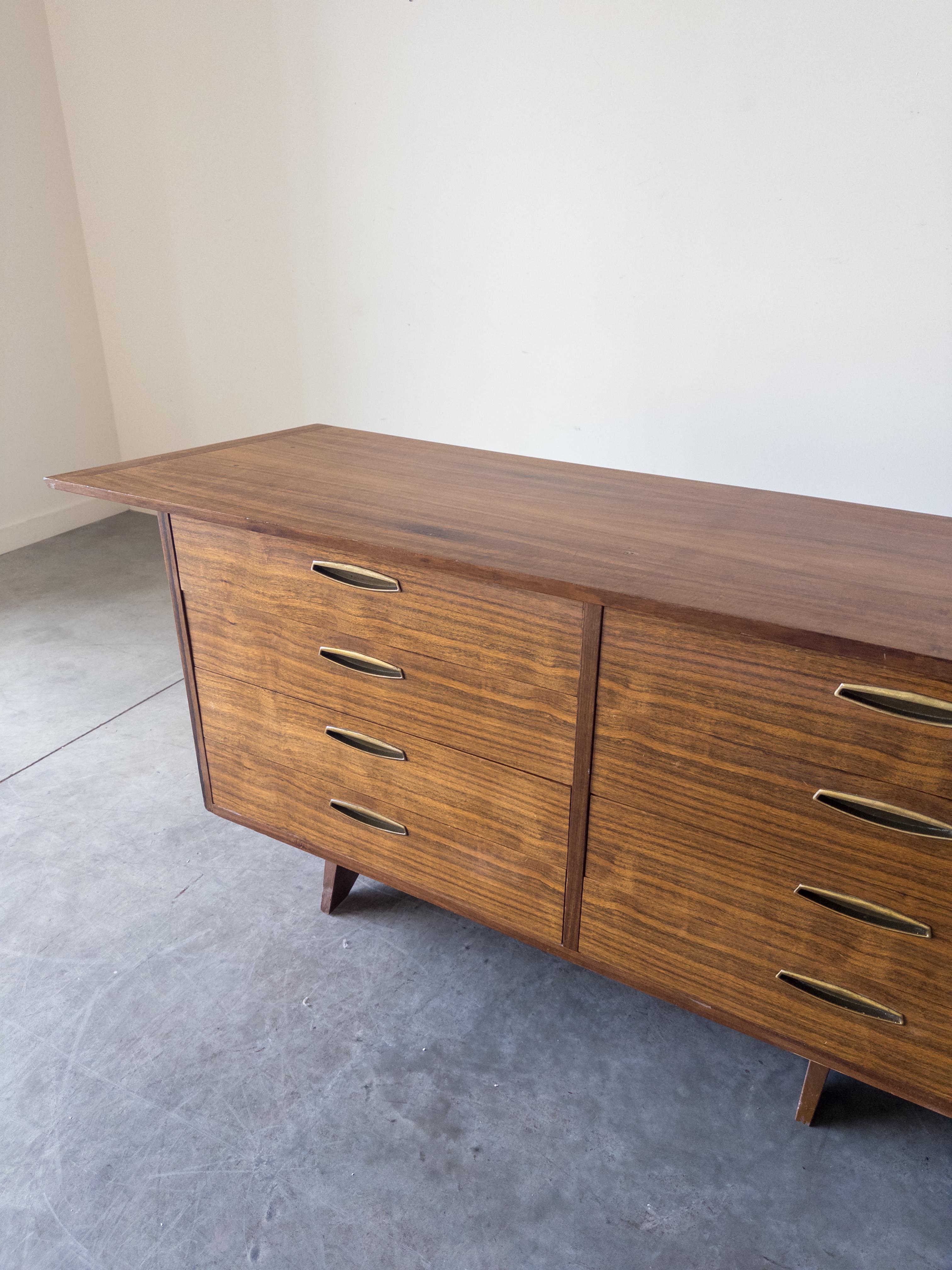 George Nakashima Armadio monumentale in noce e ottone per Widdicomb in vendita 8