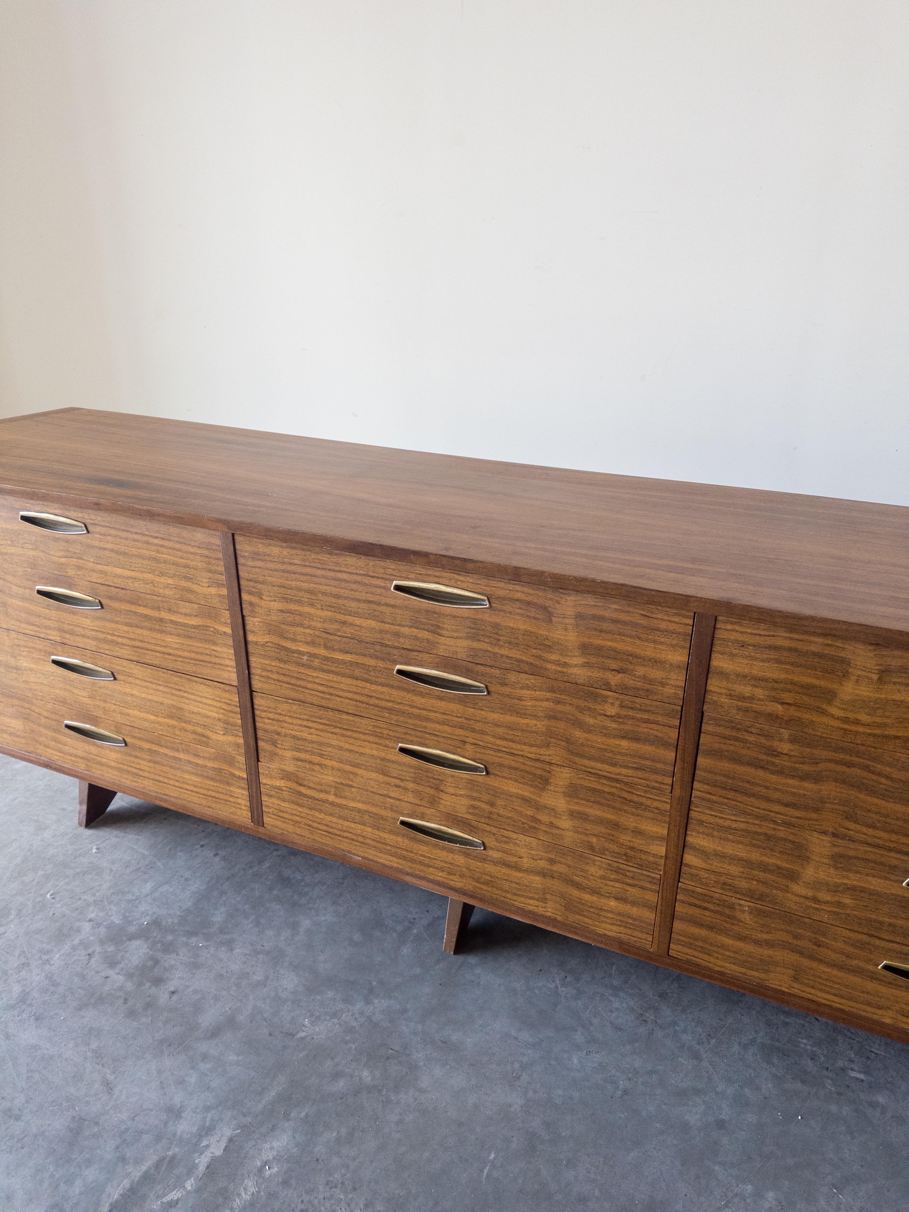 George Nakashima Armadio monumentale in noce e ottone per Widdicomb in vendita 9