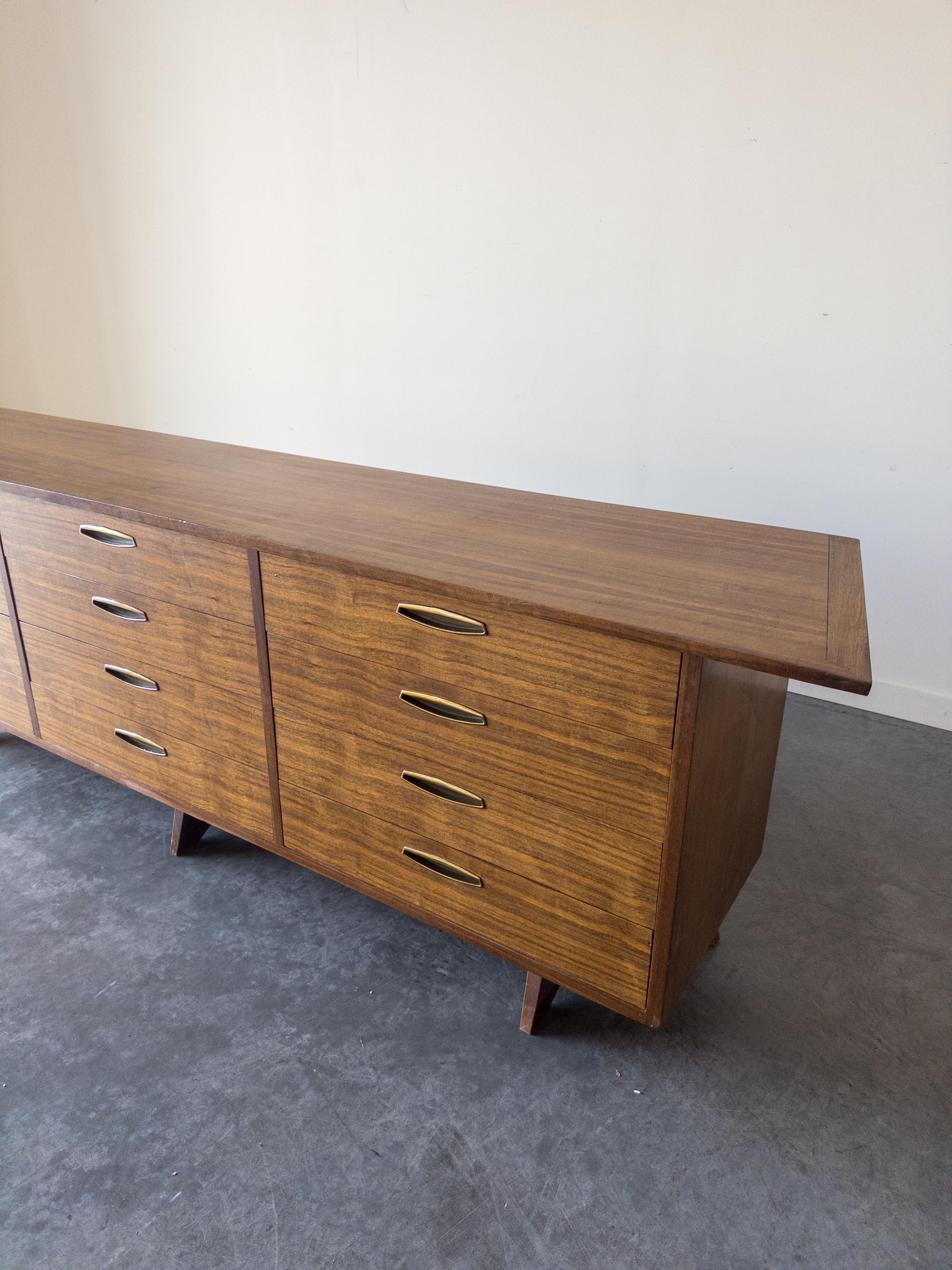George Nakashima Armadio monumentale in noce e ottone per Widdicomb in vendita 10
