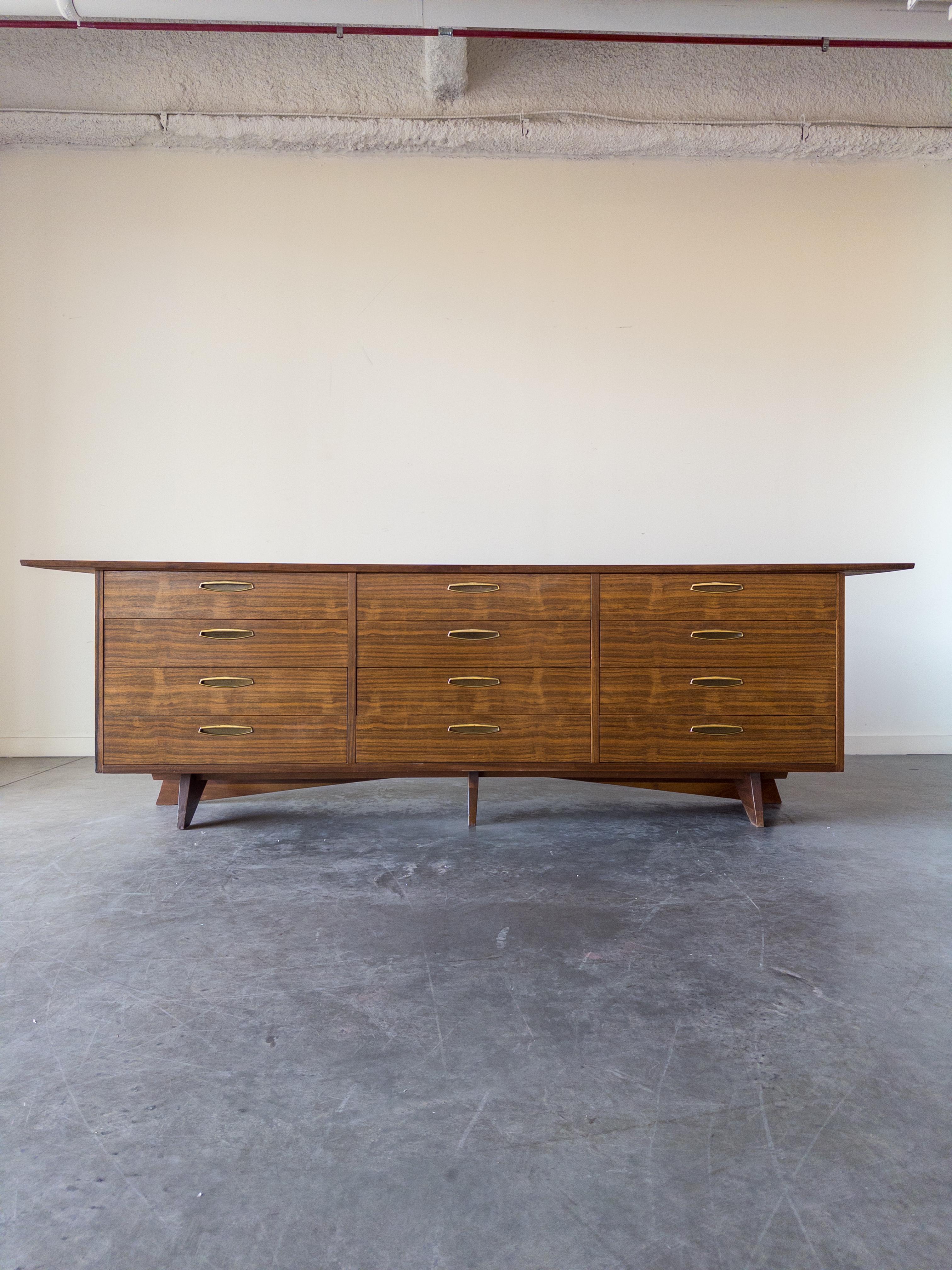 George Nakashima Armadio monumentale in noce e ottone per Widdicomb in vendita 11