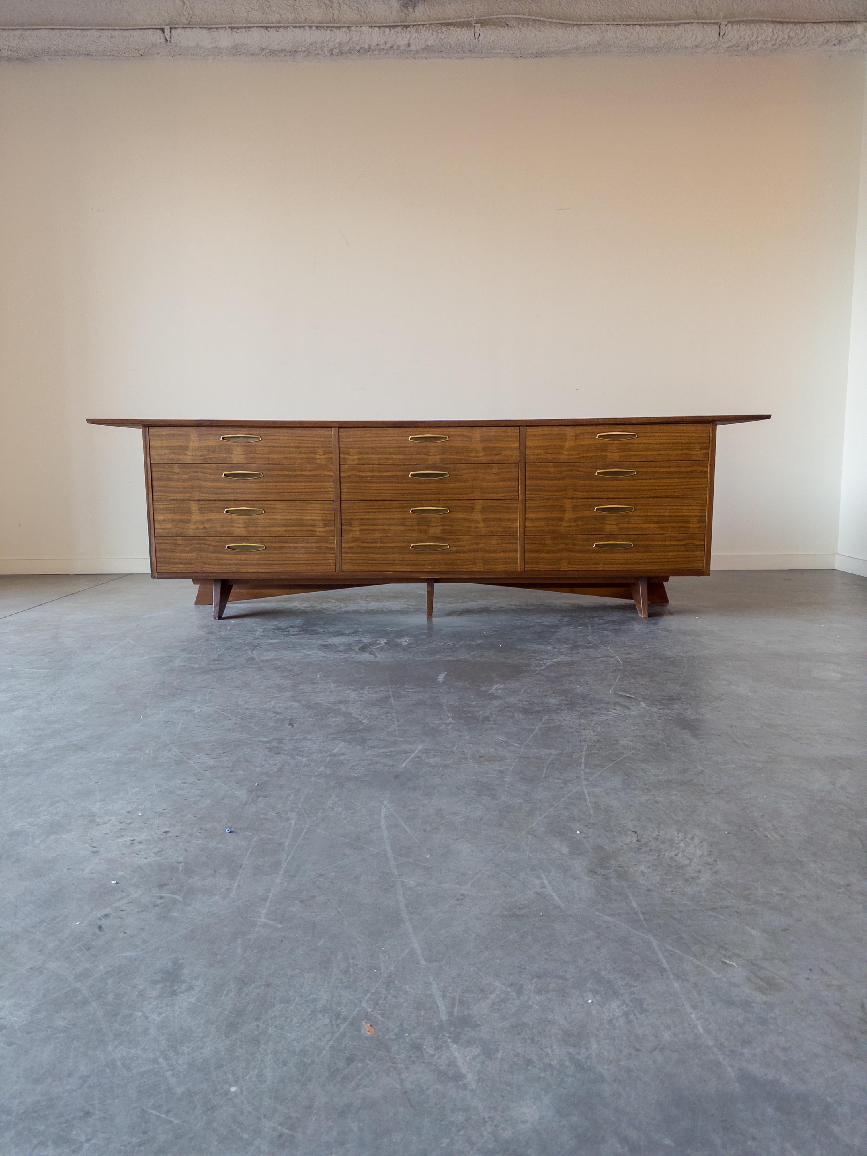 George Nakashima Armadio monumentale in noce e ottone per Widdicomb in vendita 12