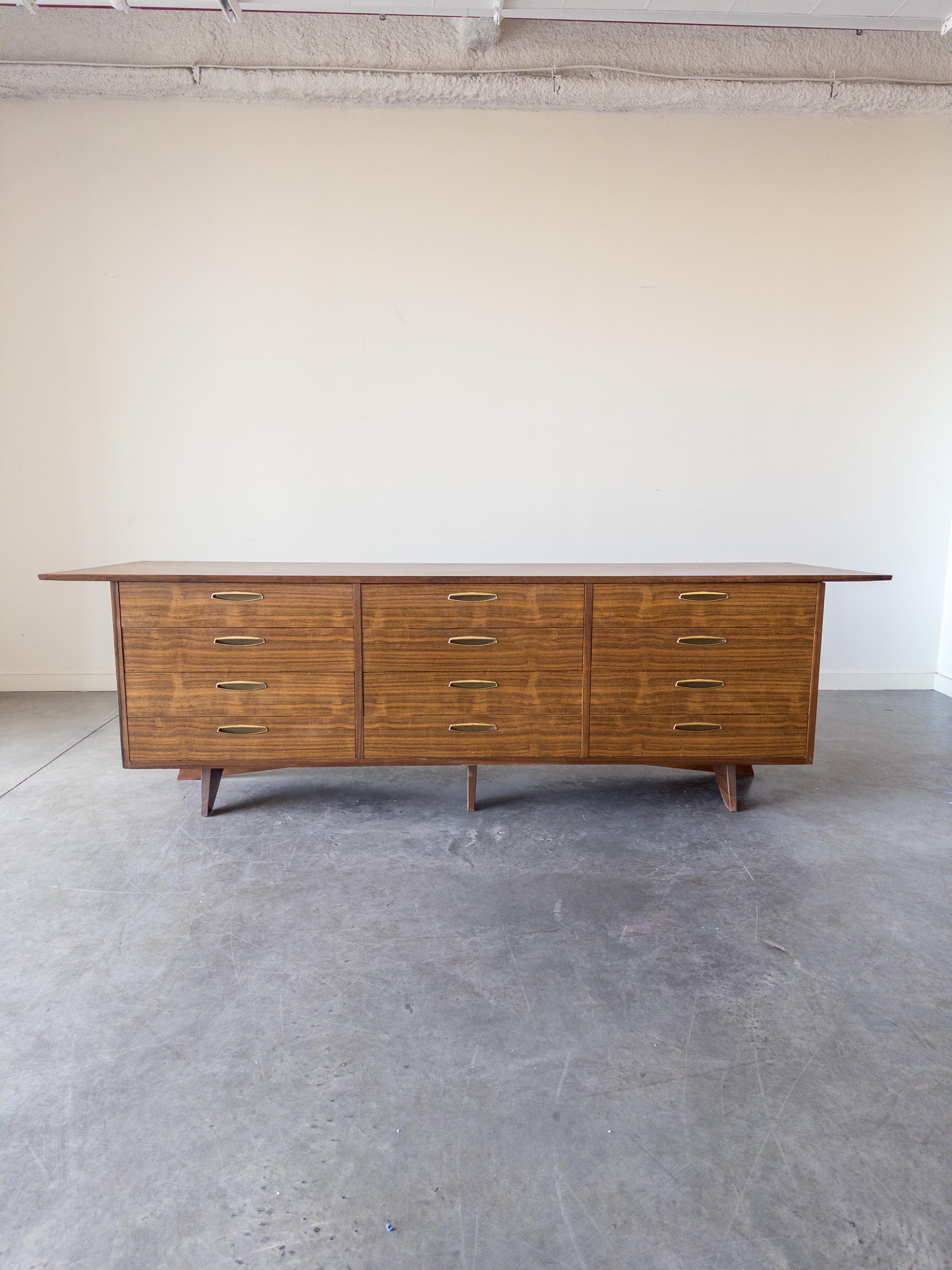 Mid-Century moderno George Nakashima Armadio monumentale in noce e ottone per Widdicomb in vendita