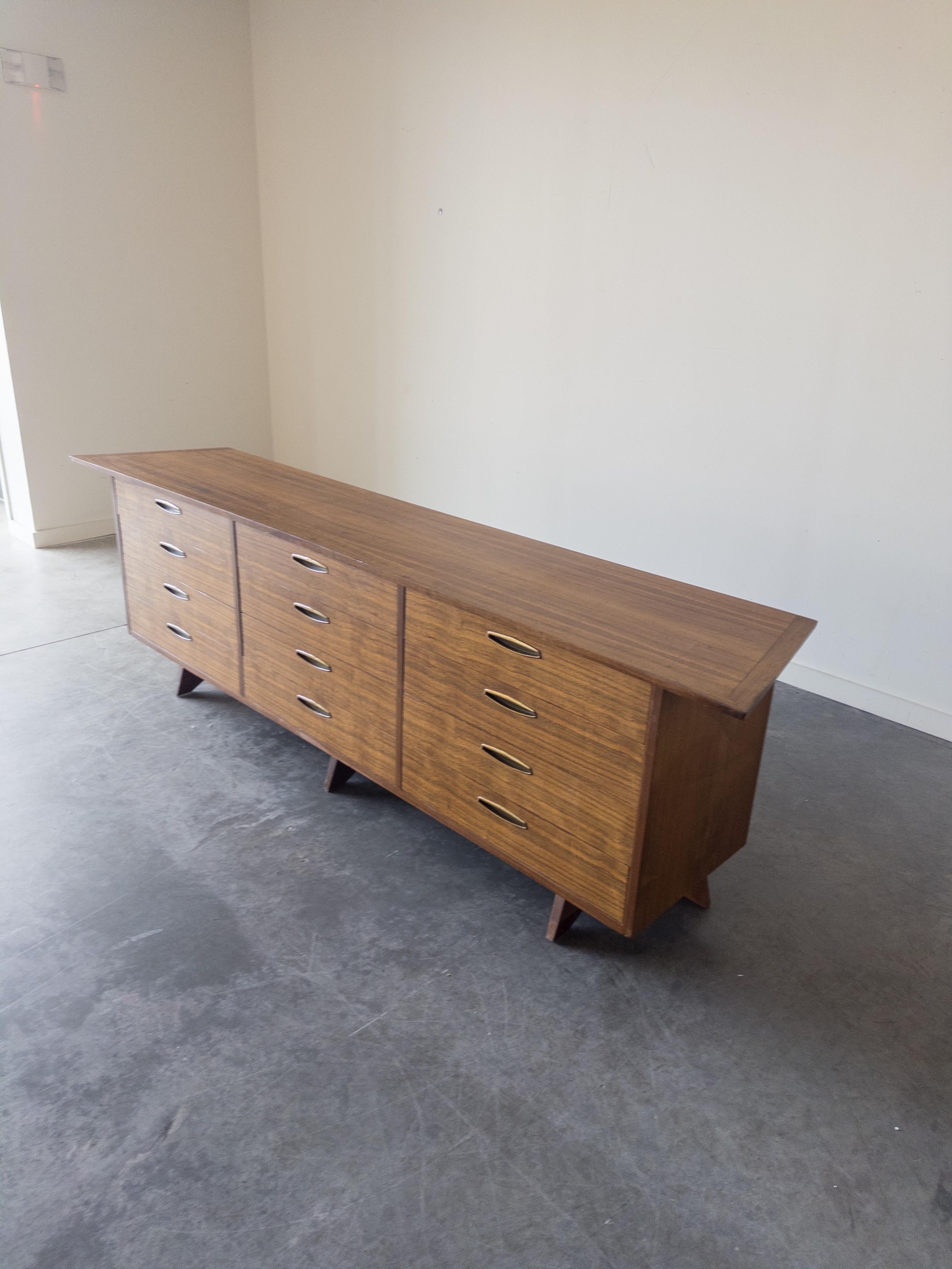 George Nakashima Armadio monumentale in noce e ottone per Widdicomb In condizioni buone in vendita a New York, NY