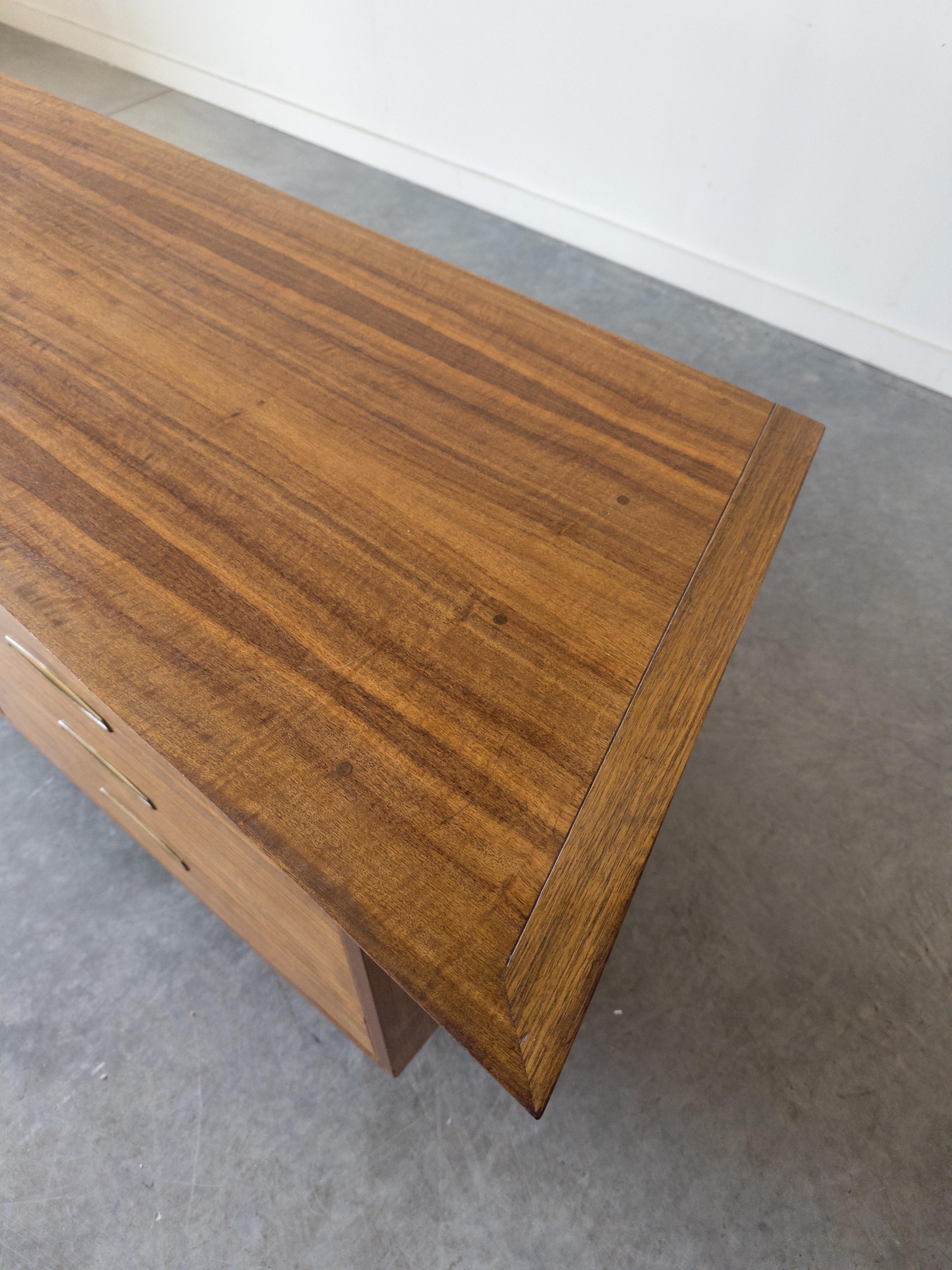 Metà XX secolo George Nakashima Armadio monumentale in noce e ottone per Widdicomb in vendita