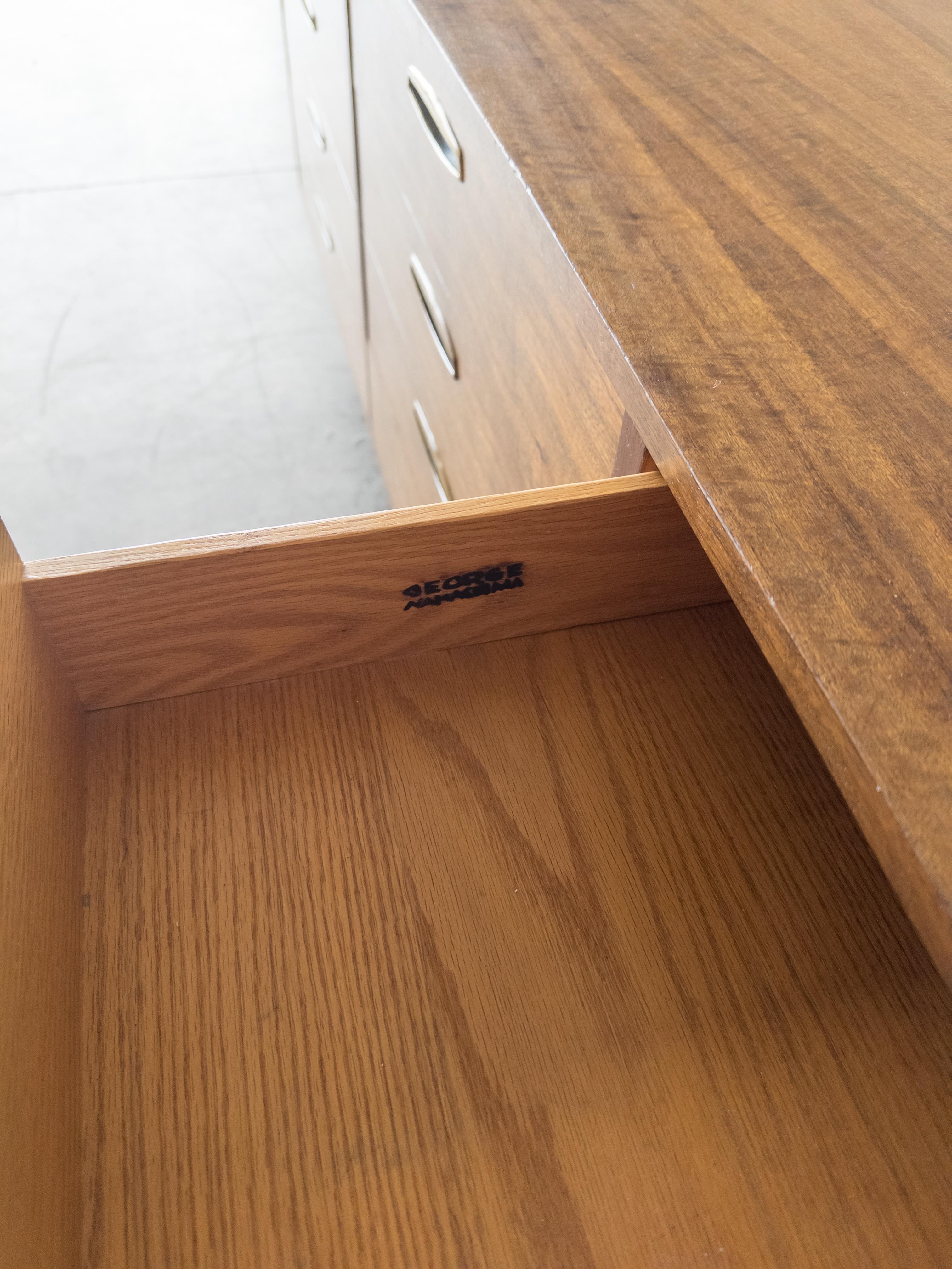 Ottone George Nakashima Armadio monumentale in noce e ottone per Widdicomb in vendita