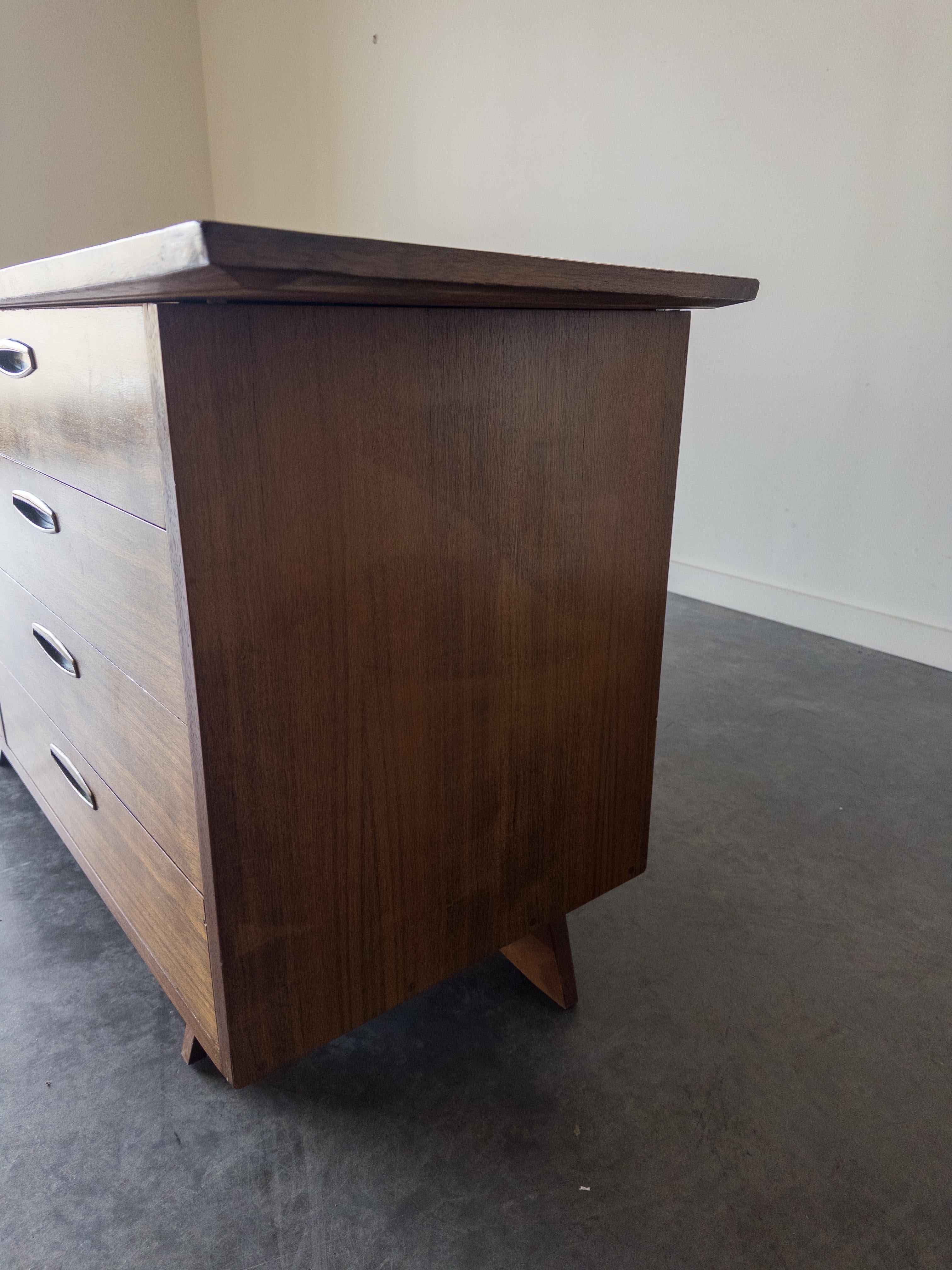 George Nakashima Armadio monumentale in noce e ottone per Widdicomb in vendita 1