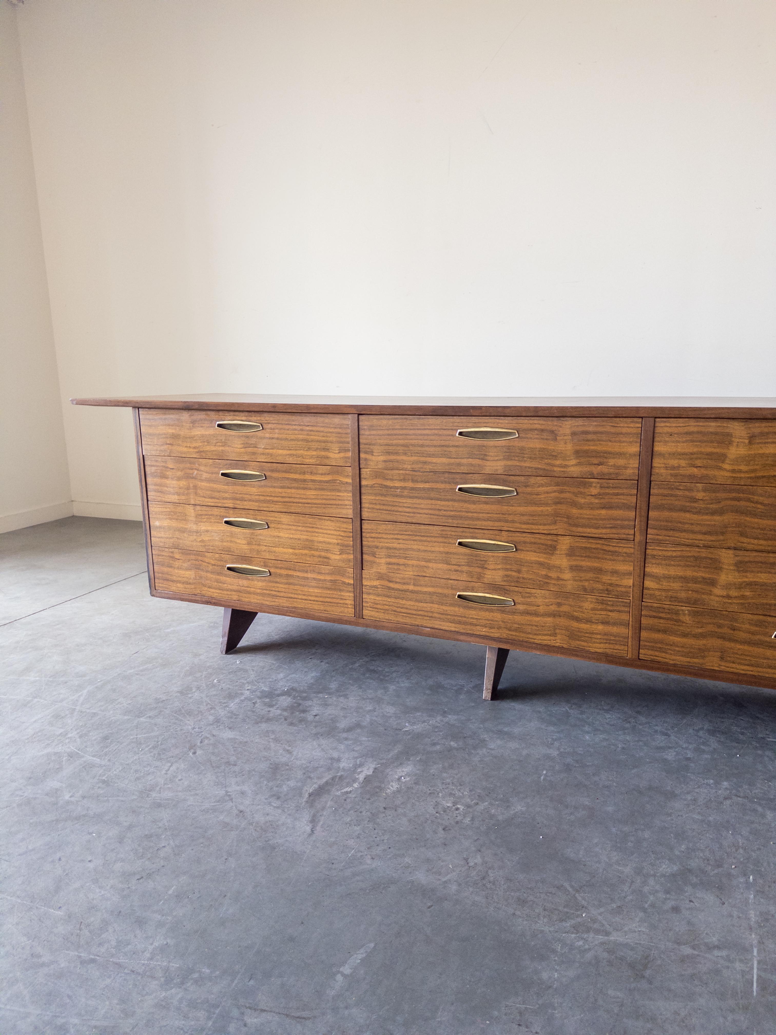 George Nakashima Armadio monumentale in noce e ottone per Widdicomb in vendita 3