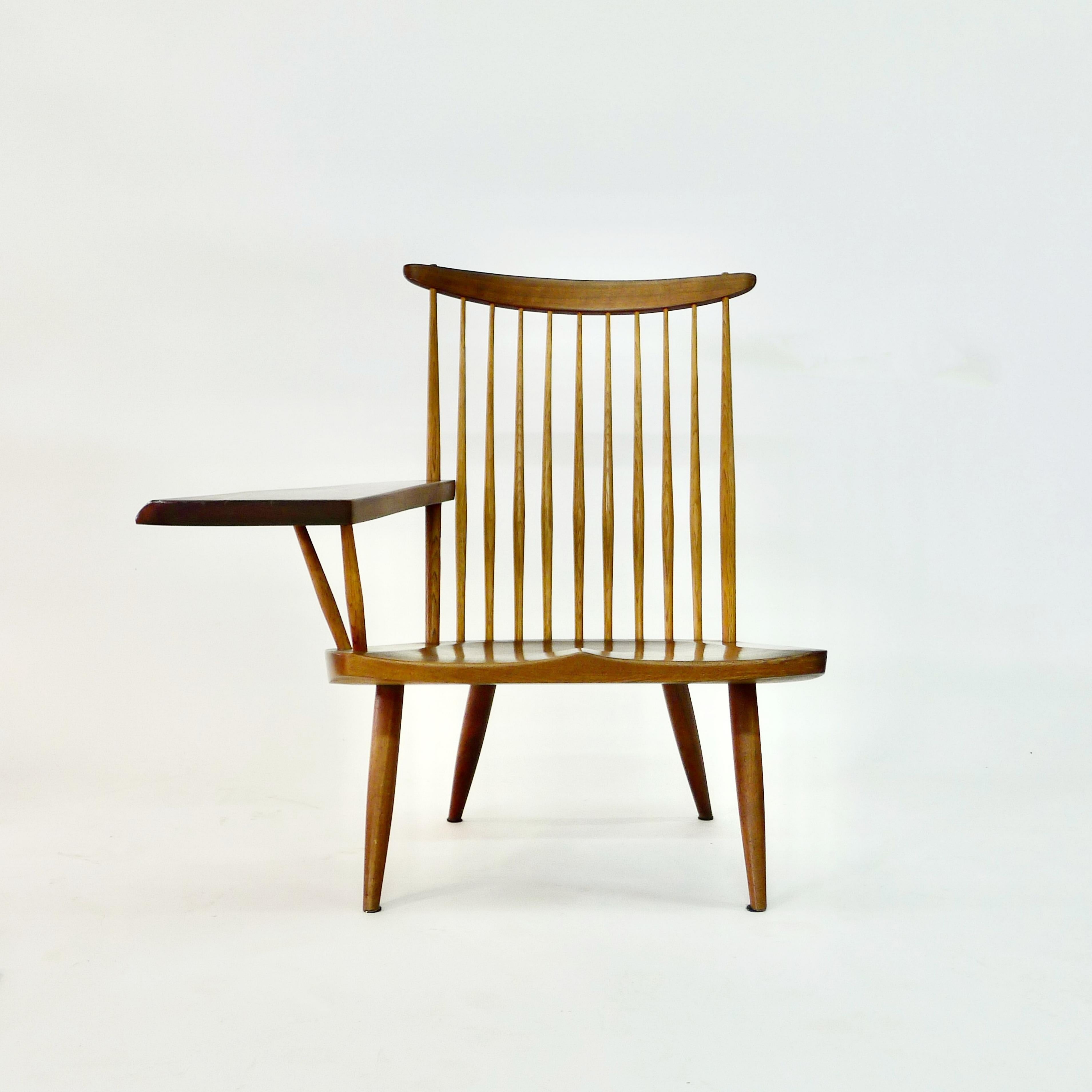 George Nakashima
Loungesessel mit rechtem Arm
hergestellt im Nakashima Studio, 1977
Amerikanischer Schwarznussbaum mit Spindeln aus Hickoryholz, Armlehne aus einer Platte mit einer freien Kante und Sitz aus einer Platte

84cm hoch, 81cm breit, 71cm