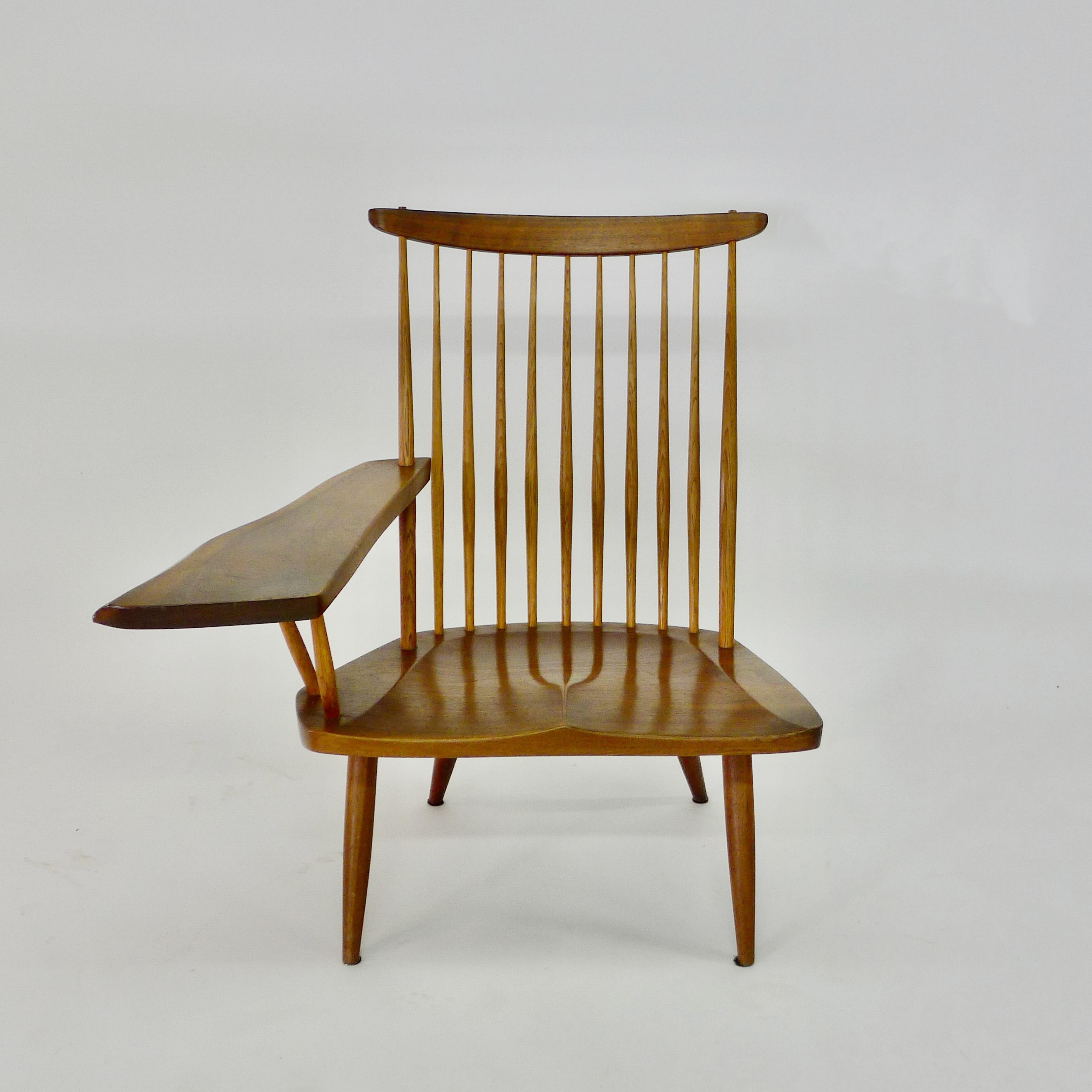 George Nakashima, Sessel mit Spindelrücken und Armlehne aus Nussbaum und Hickoryholz, 1977 (Moderne der Mitte des Jahrhunderts) im Angebot