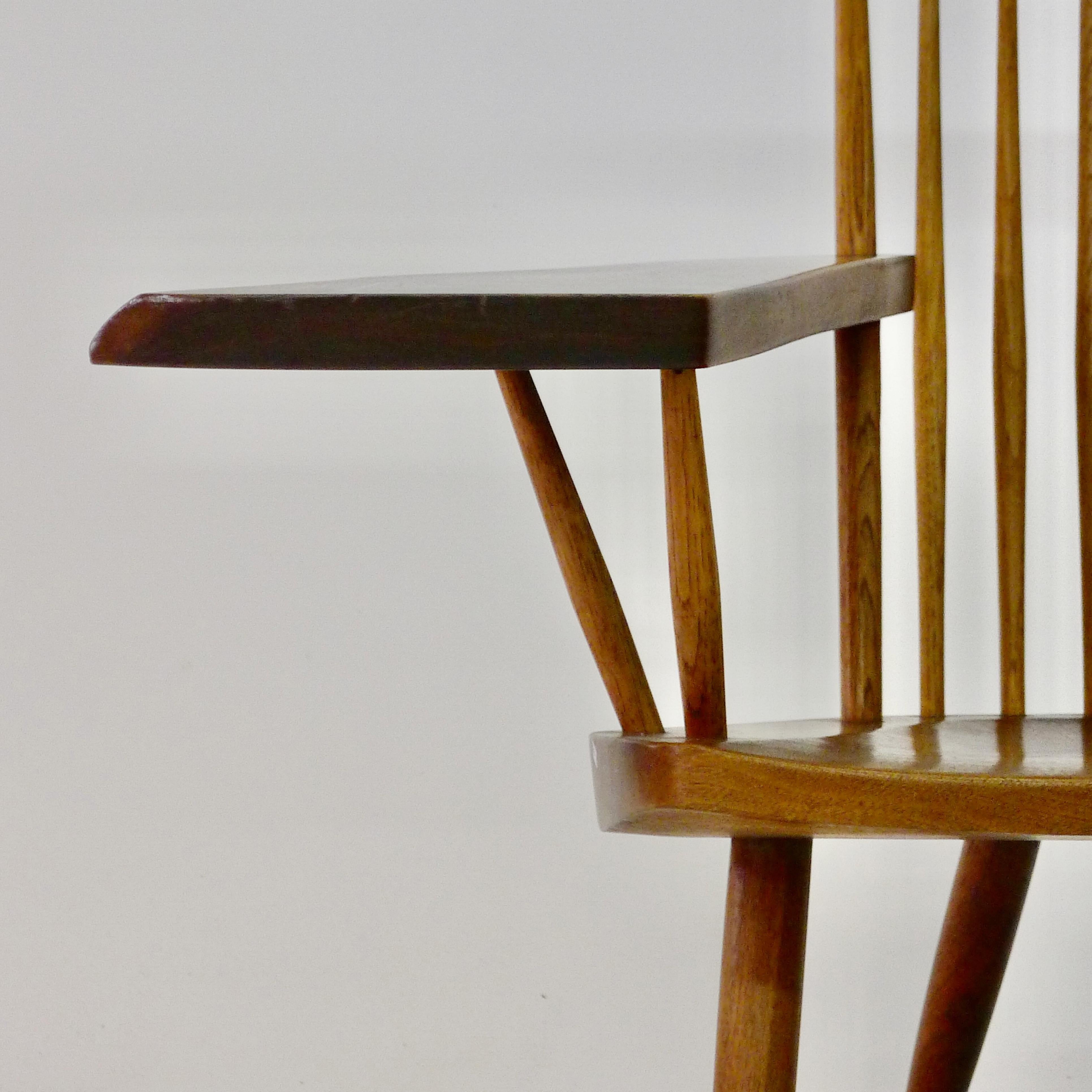 George Nakashima, Sessel mit Spindelrücken und Armlehne aus Nussbaum und Hickoryholz, 1977 (amerikanisch) im Angebot