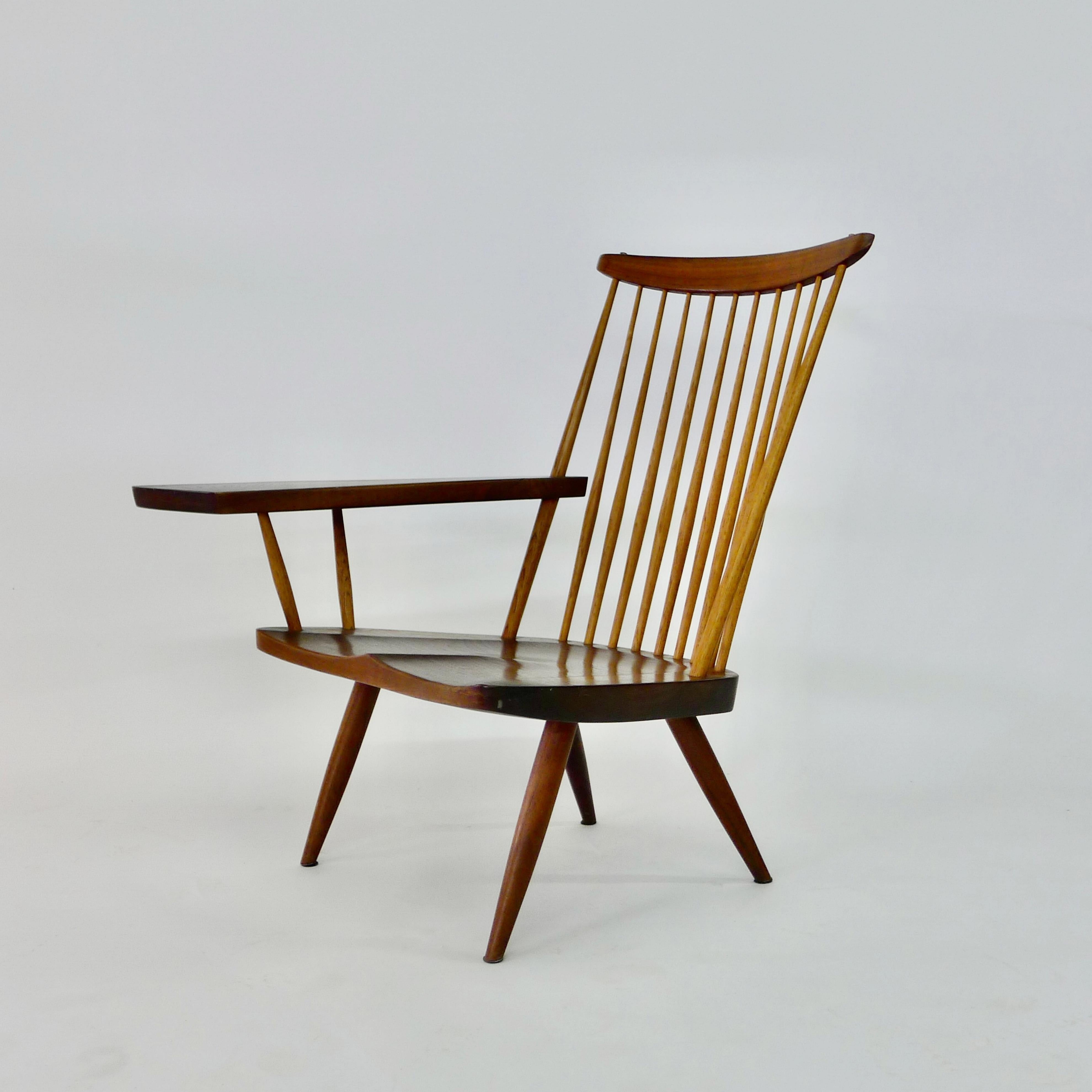 George Nakashima, Sessel mit Spindelrücken und Armlehne aus Nussbaum und Hickoryholz, 1977 im Zustand „Gut“ im Angebot in Wargrave, Berkshire