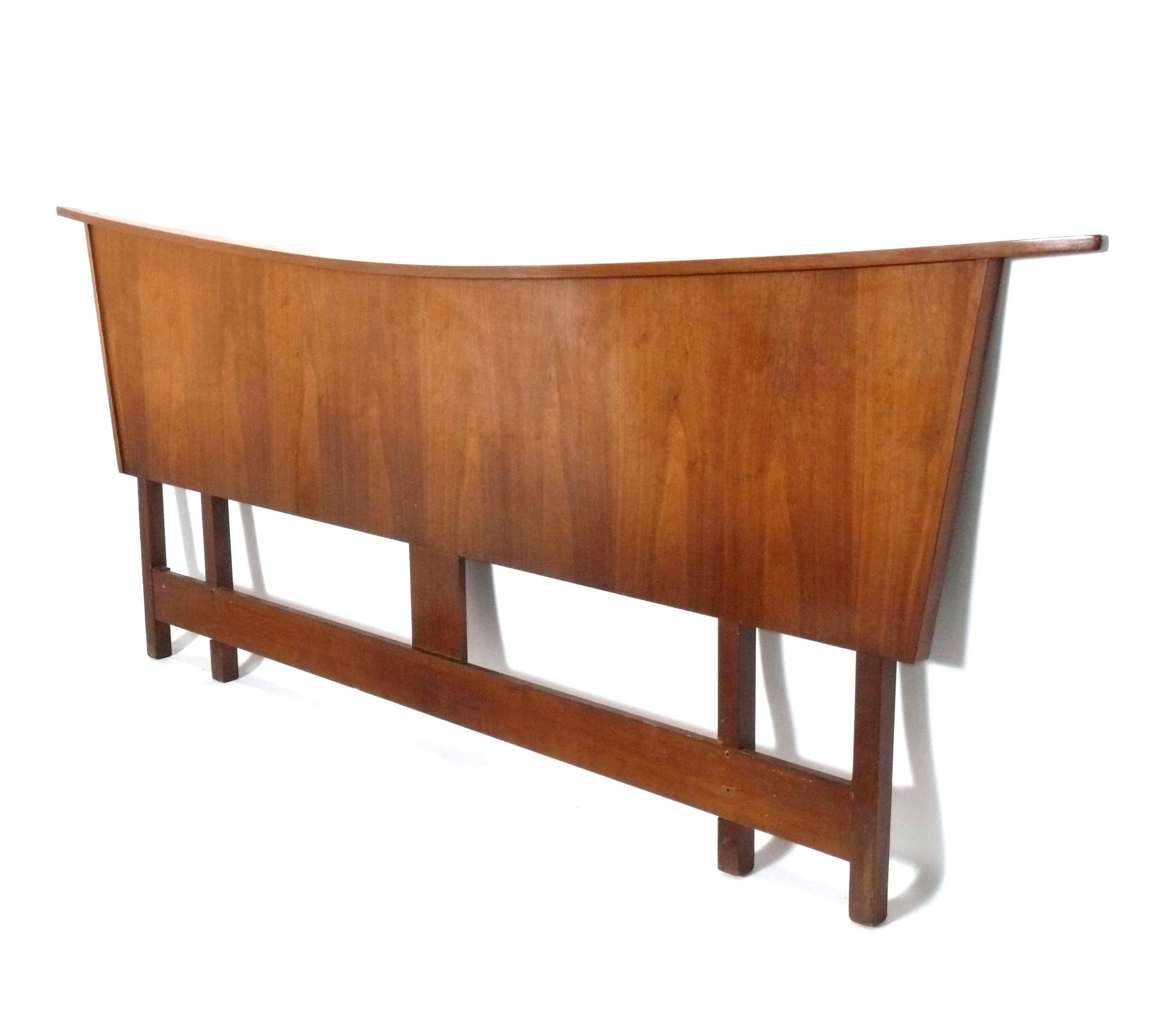 Tête de lit sculpturale en noyer, conçue par George Nakashima pour Widdicomb, américain, vers les années 1950. Cette tête de lit est actuellement en cours de rénovation et sera magnifique une fois terminée. Le prix indiqué comprend la remise en