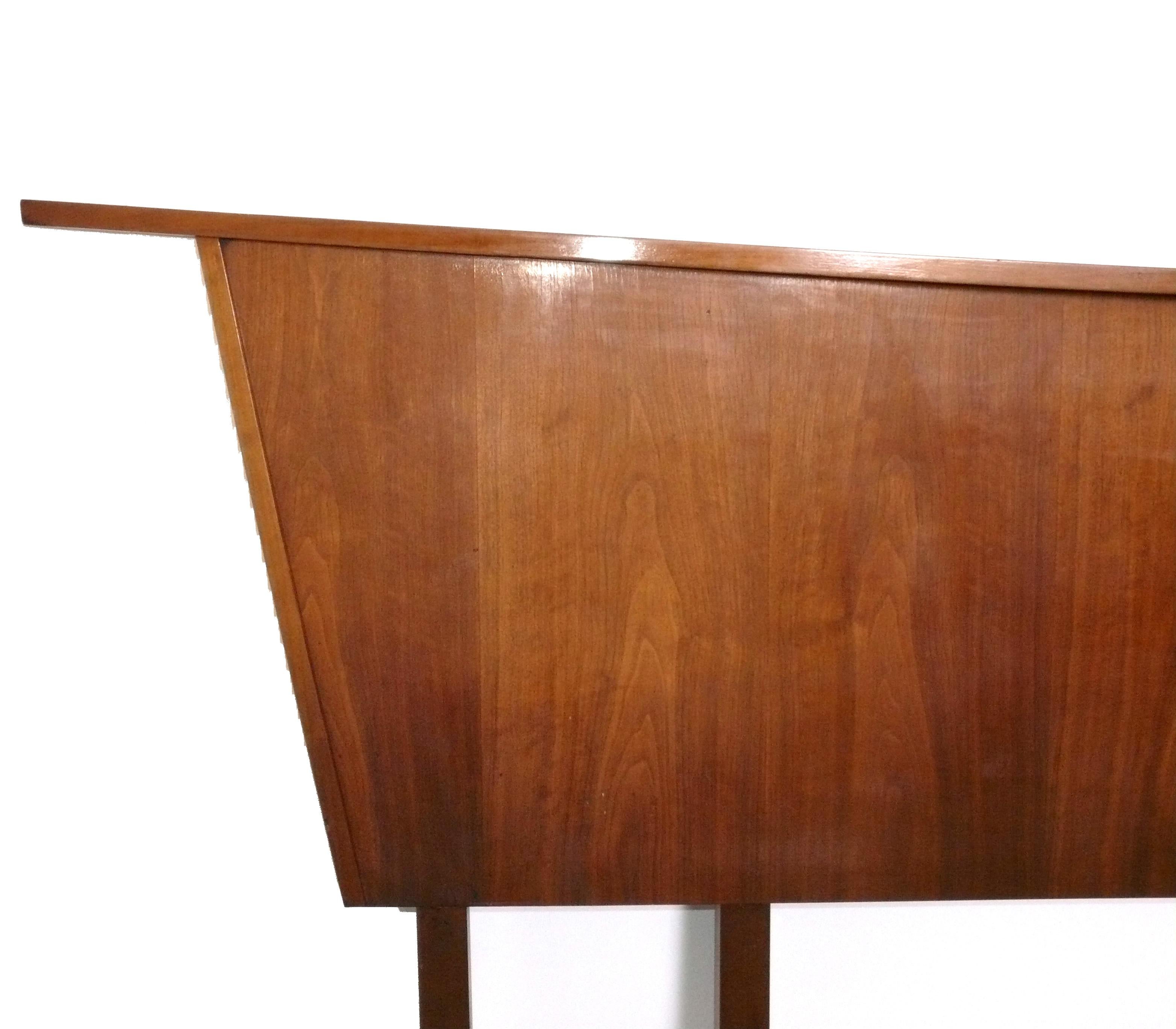 Mid-Century Modern George Nakashima Walnut King Headboard Sculptural Form for Widdicomb Mid Century (Tête de lit en noyer) en vente