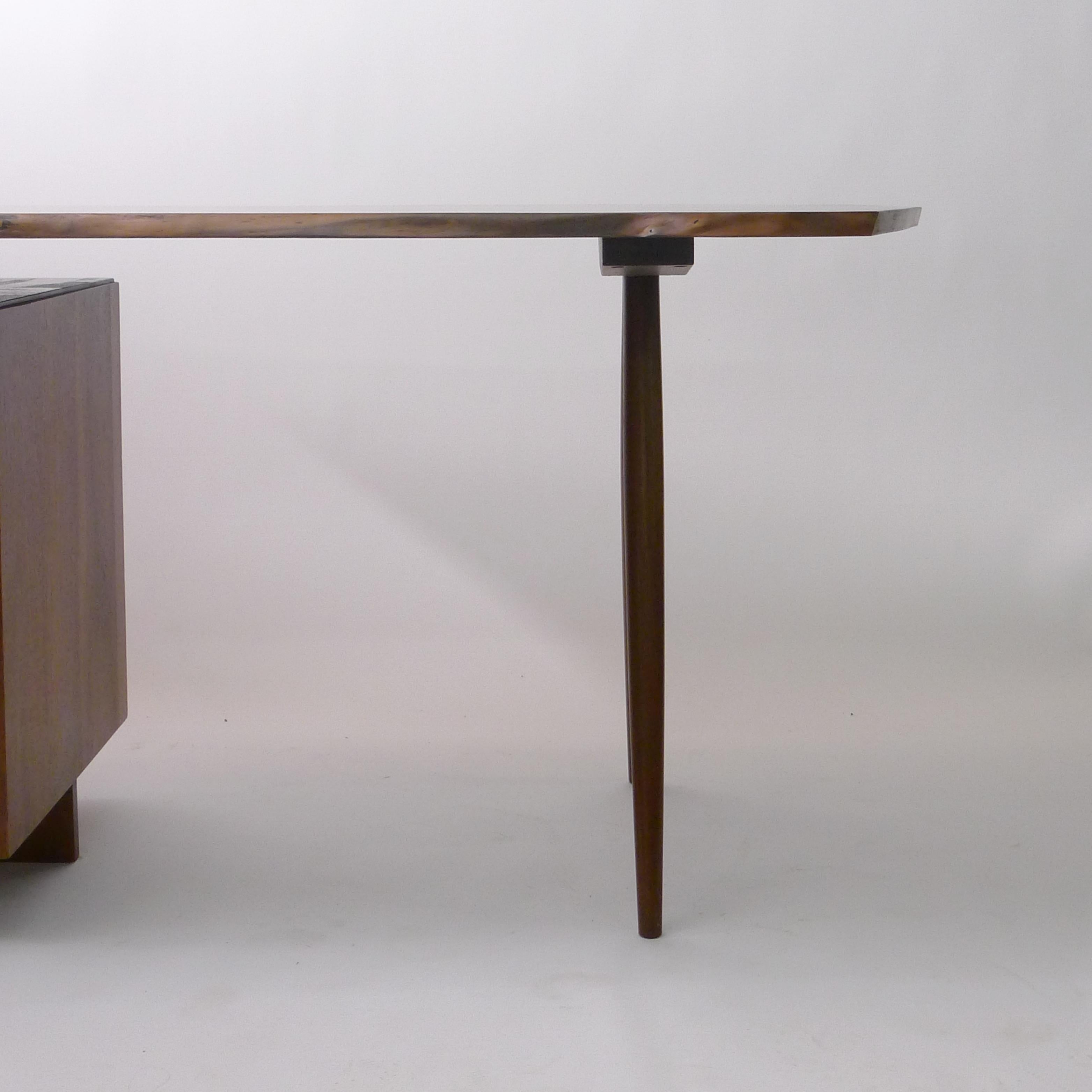 George Nakashima, Walnut Pedestal Desk with Turned Legs, 1972 In Good Condition For Sale In Wargrave, Berkshire