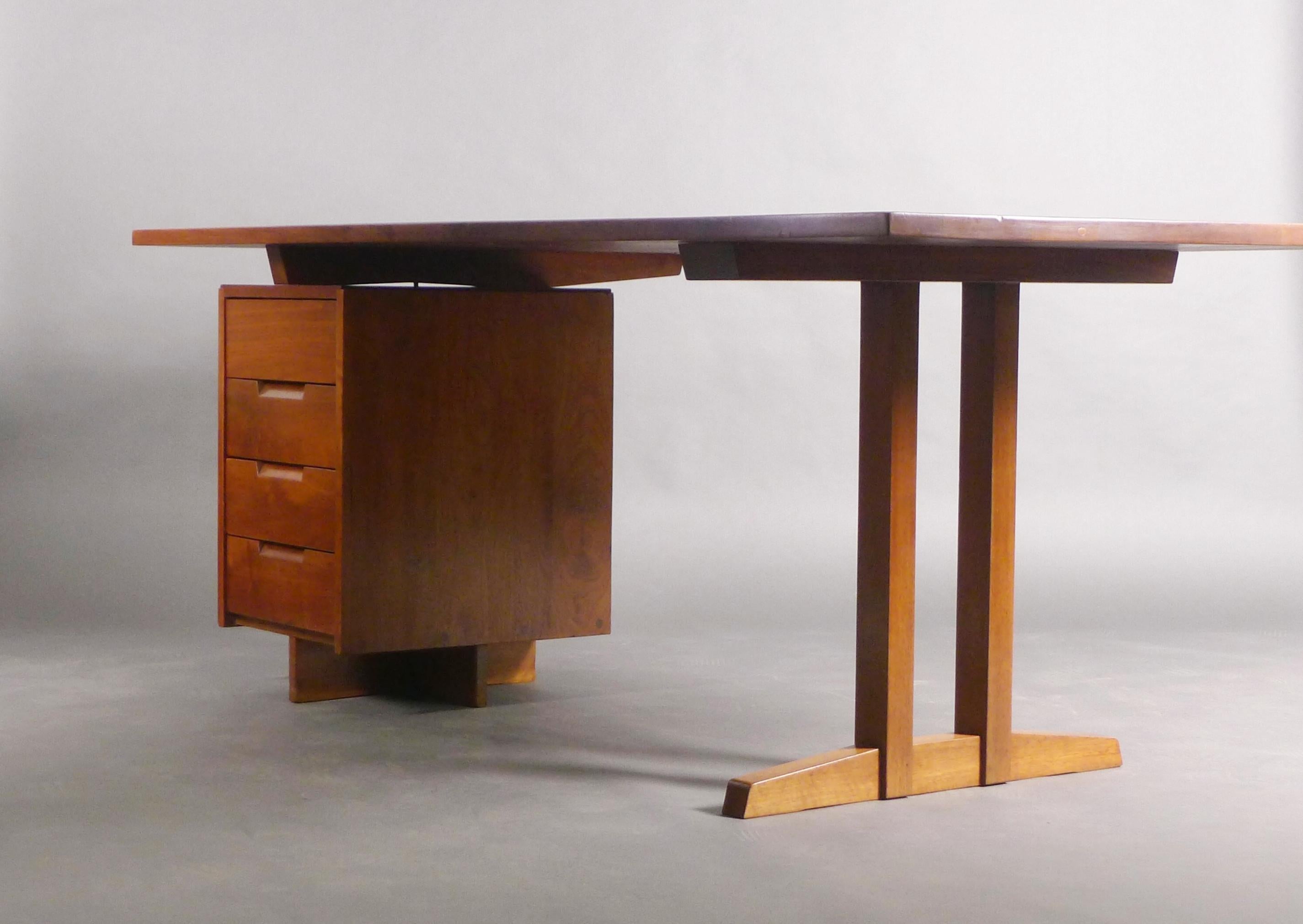 George Nakashima, Walnut Pedestal Writing Table with Free Edge, 1965 In Excellent Condition In Wargrave, Berkshire