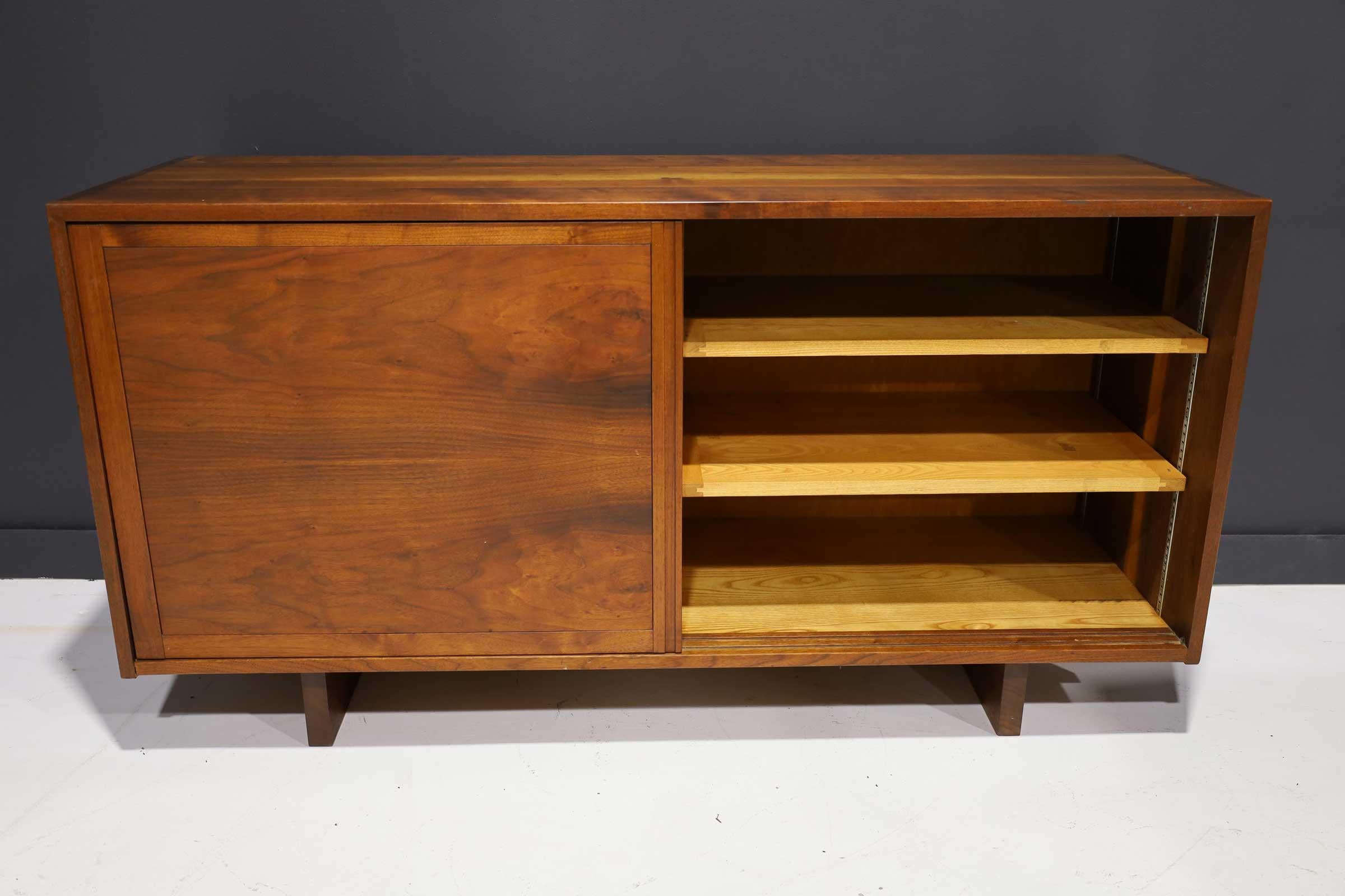 Sideboard aus Nussbaumholz von George Nakashima, 1961 (Moderne der Mitte des Jahrhunderts) im Angebot