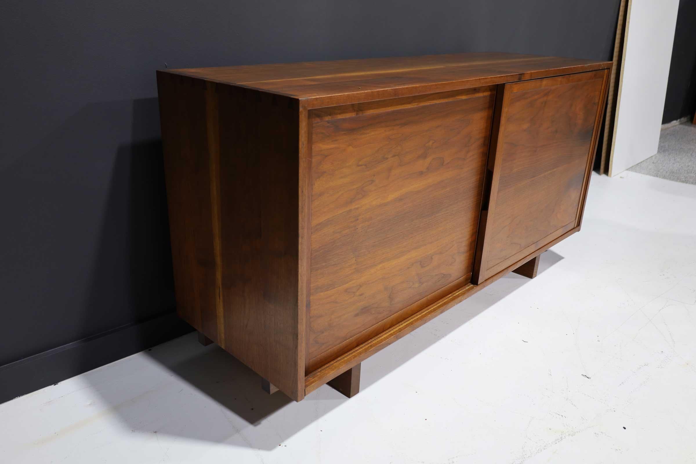 Sideboard aus Nussbaumholz von George Nakashima, 1961 (20. Jahrhundert) im Angebot