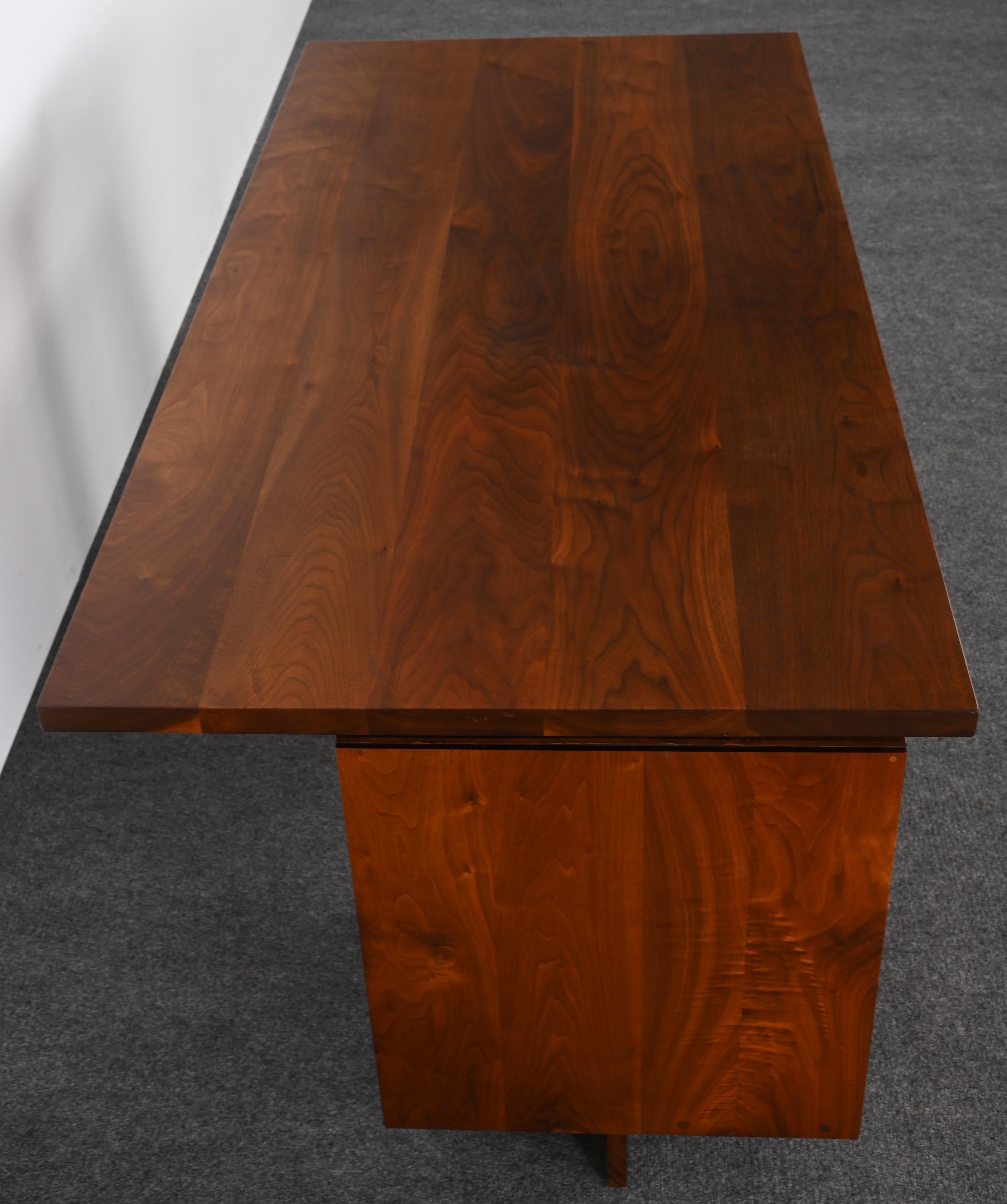 George Nakashima Scrivania a due piedistalli in noce con sedia da capitano 1961 in vendita 3